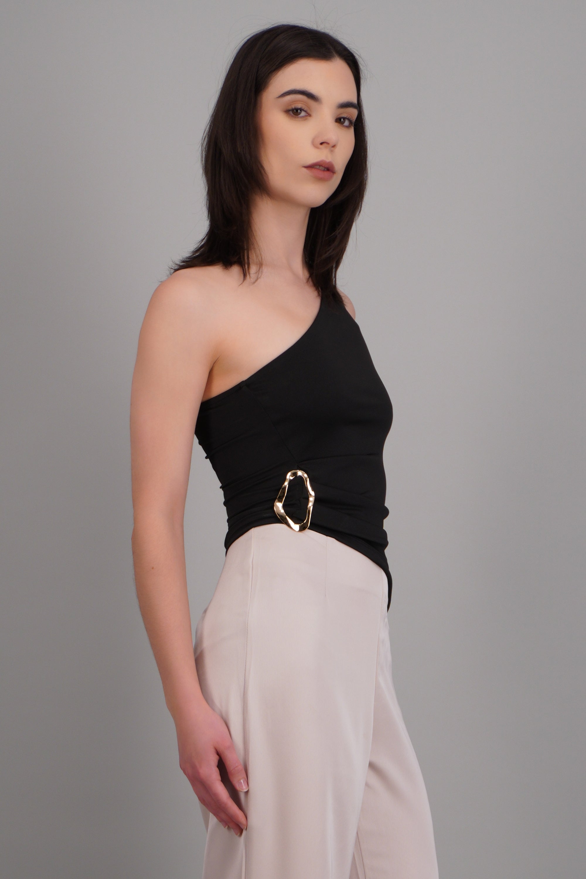 Top one shoulder liso NEGRO