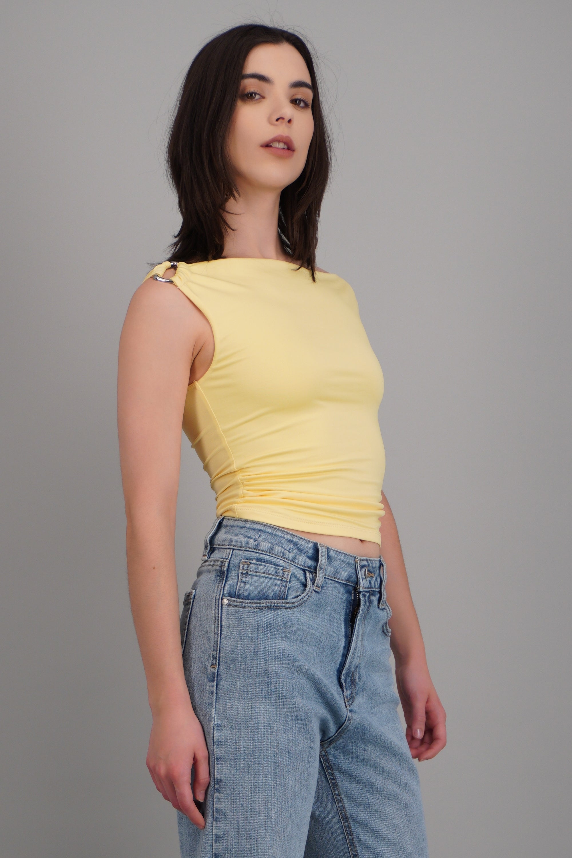 Top drapeado con argolla en tirante liso AMARILLO