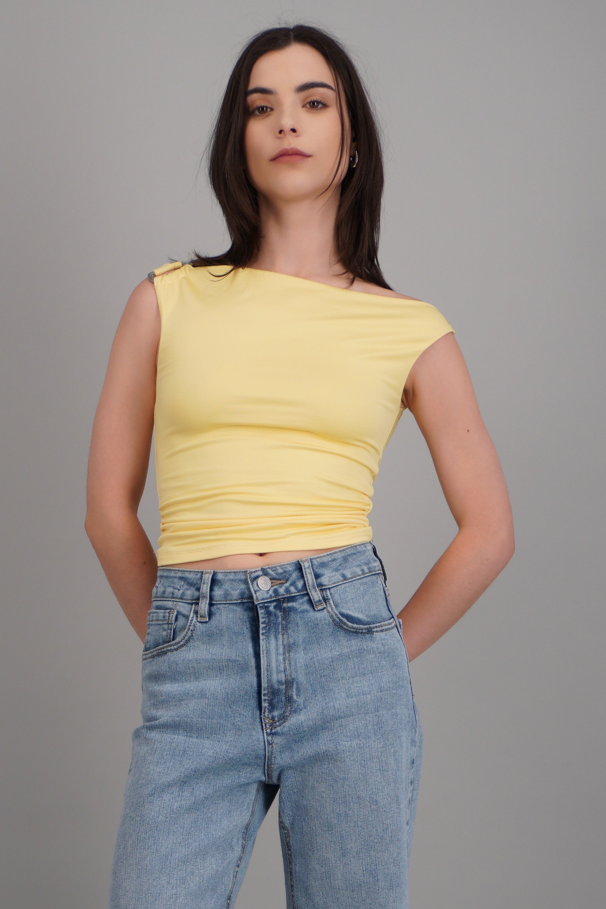 Top drapeado con argolla en tirante liso AMARILLO
