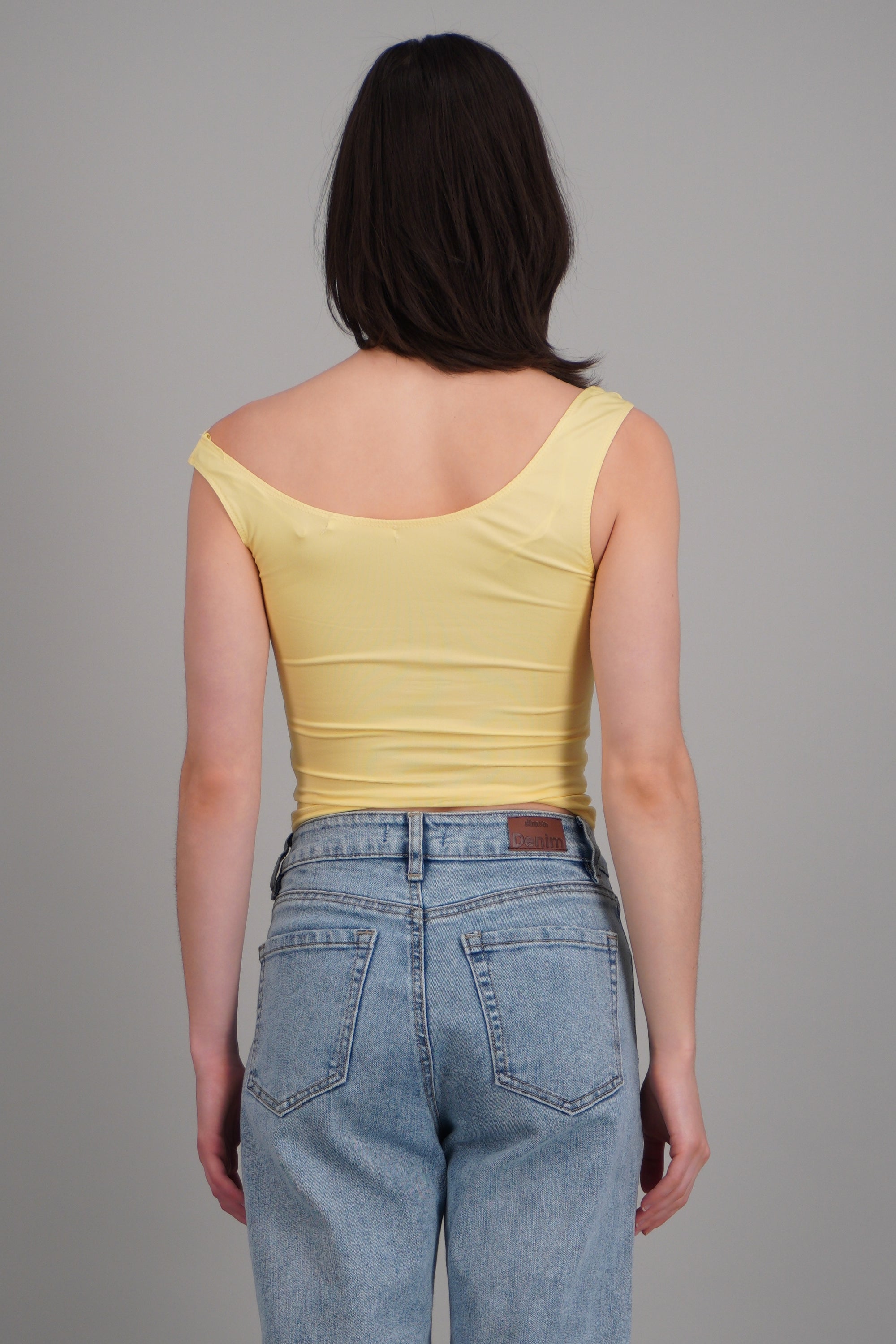 Top drapeado con argolla en tirante liso AMARILLO