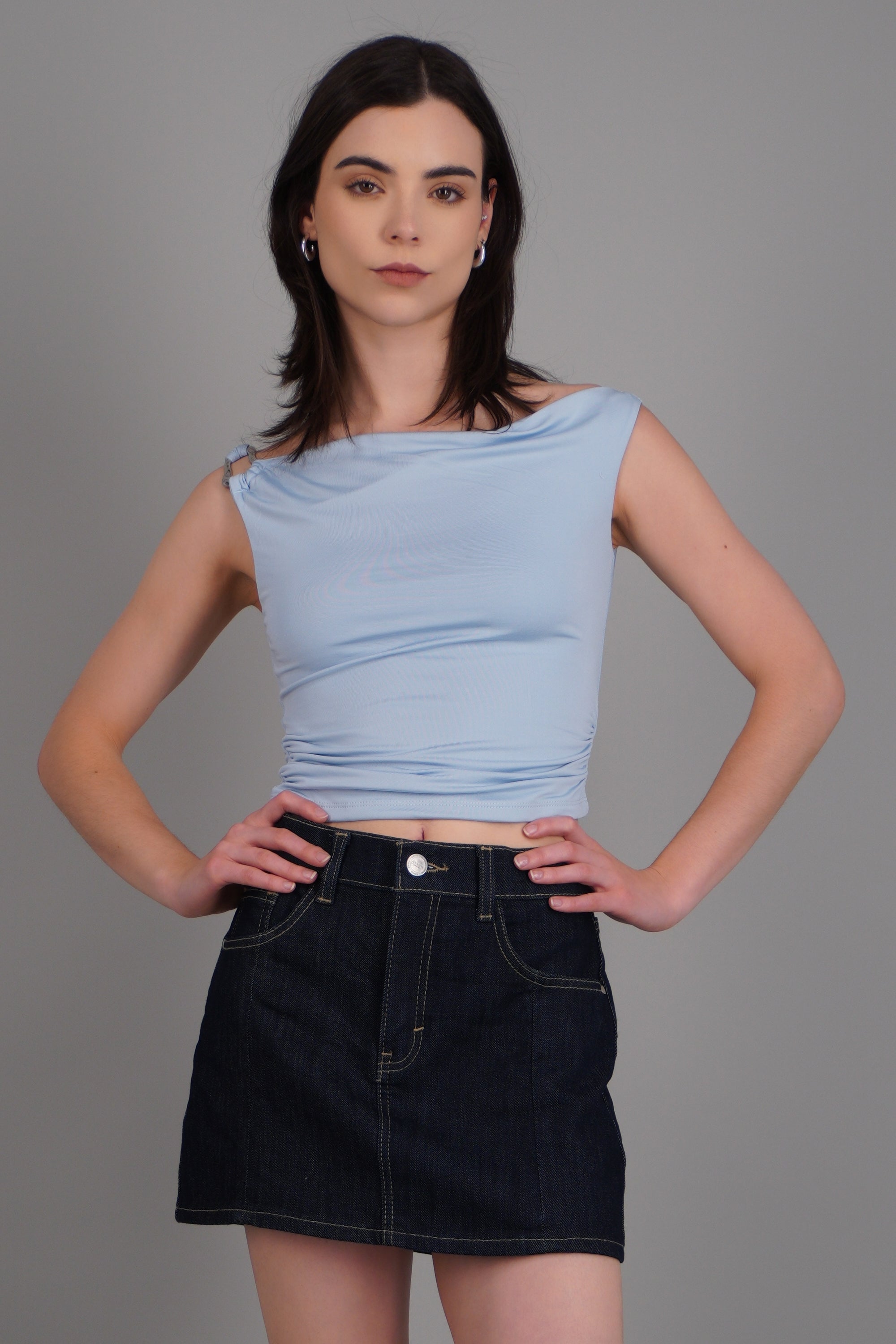 Top drapeado con argolla en tirante liso AZUL PASTEL