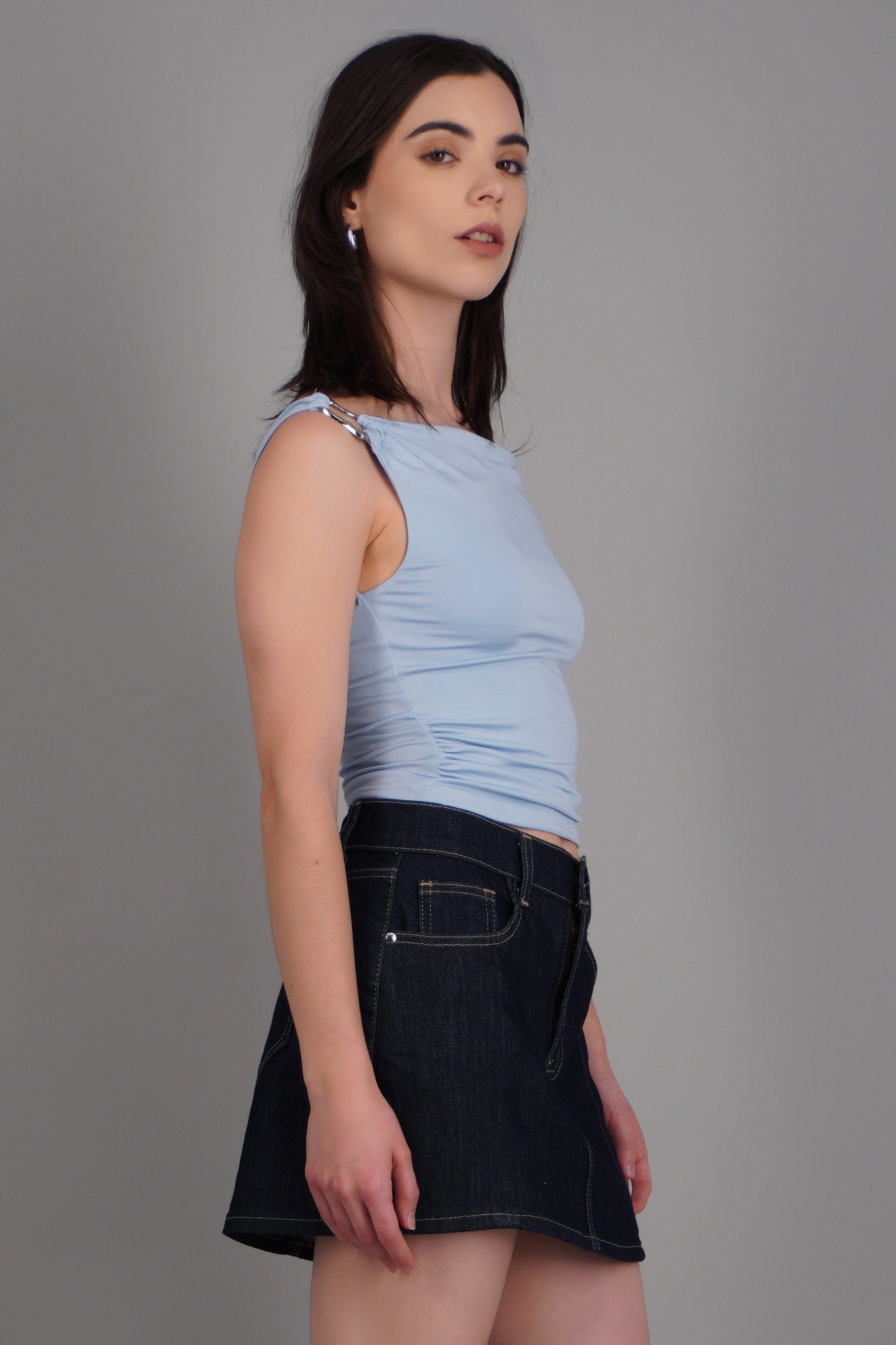 Top drapeado con argolla en tirante liso AZUL PASTEL