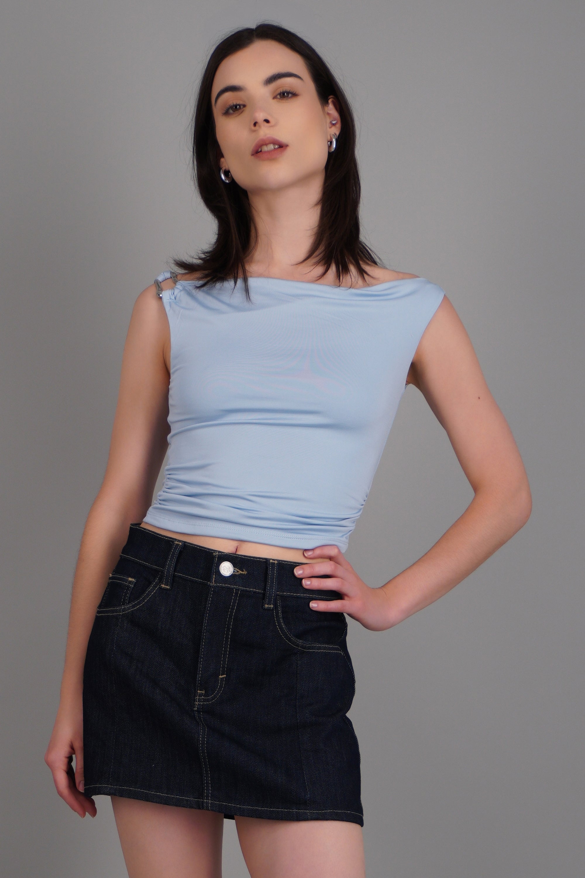 Top drapeado con argolla en tirante liso AZUL PASTEL