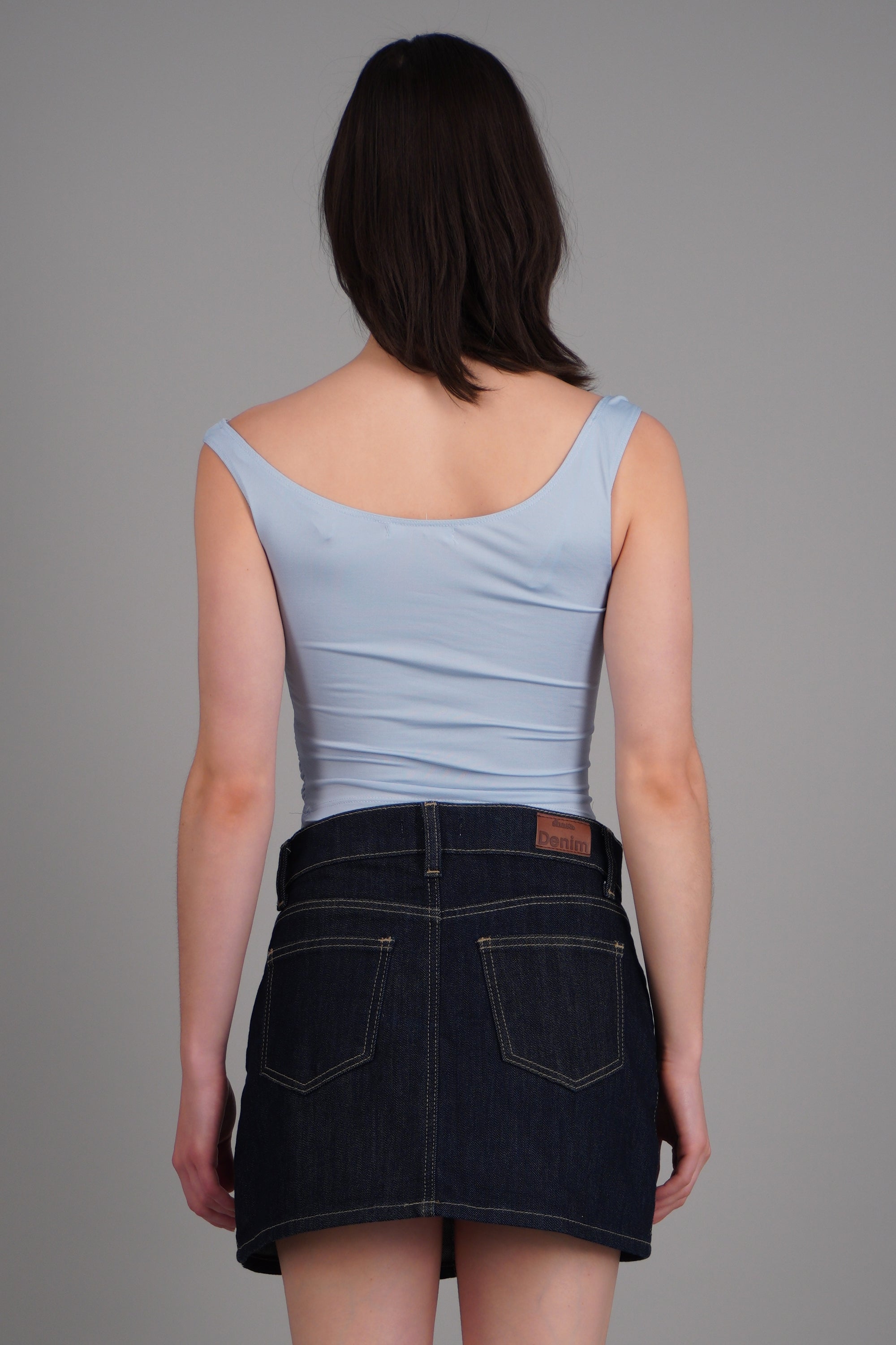 Top drapeado con argolla en tirante liso AZUL PASTEL