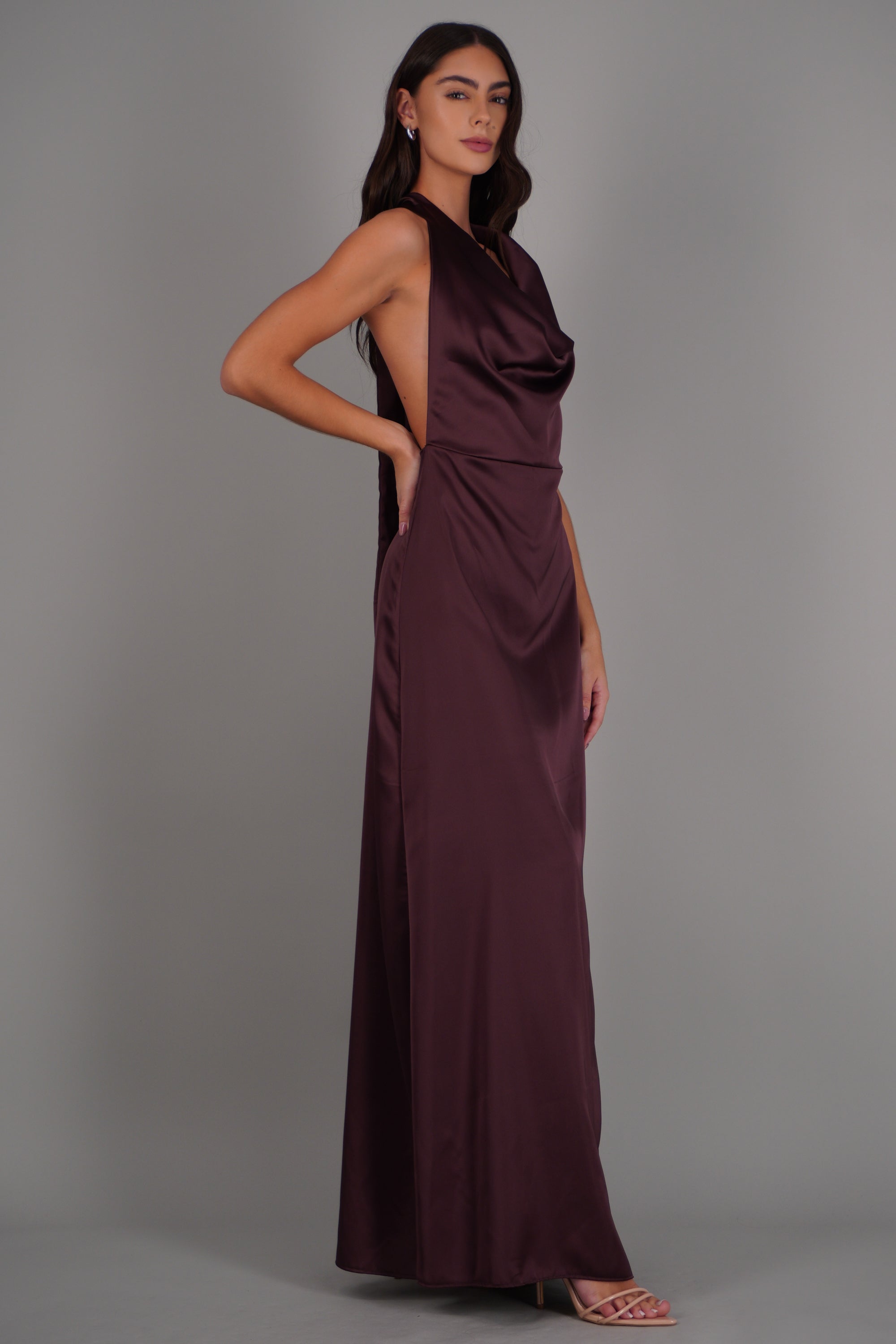Vestido maxi escote cascada satinado UVA