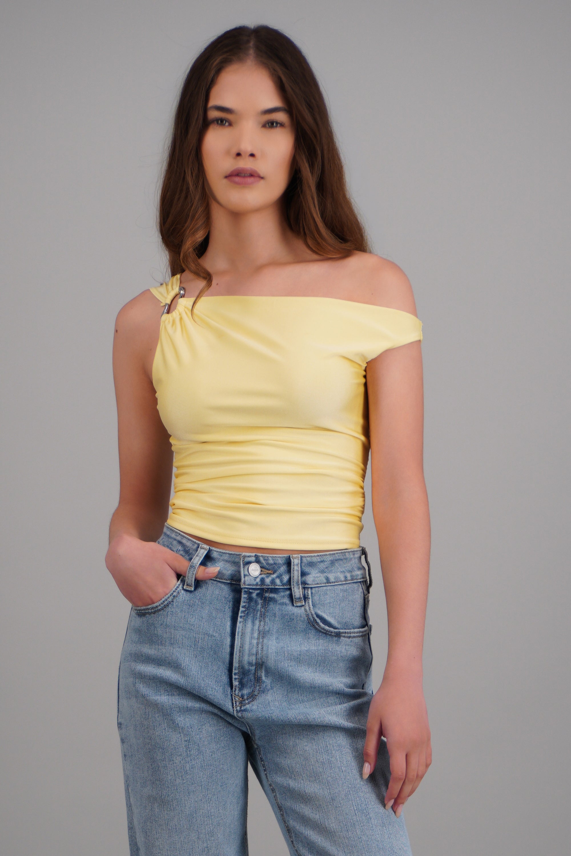 Top drapeado con argolla satin AMARILLO