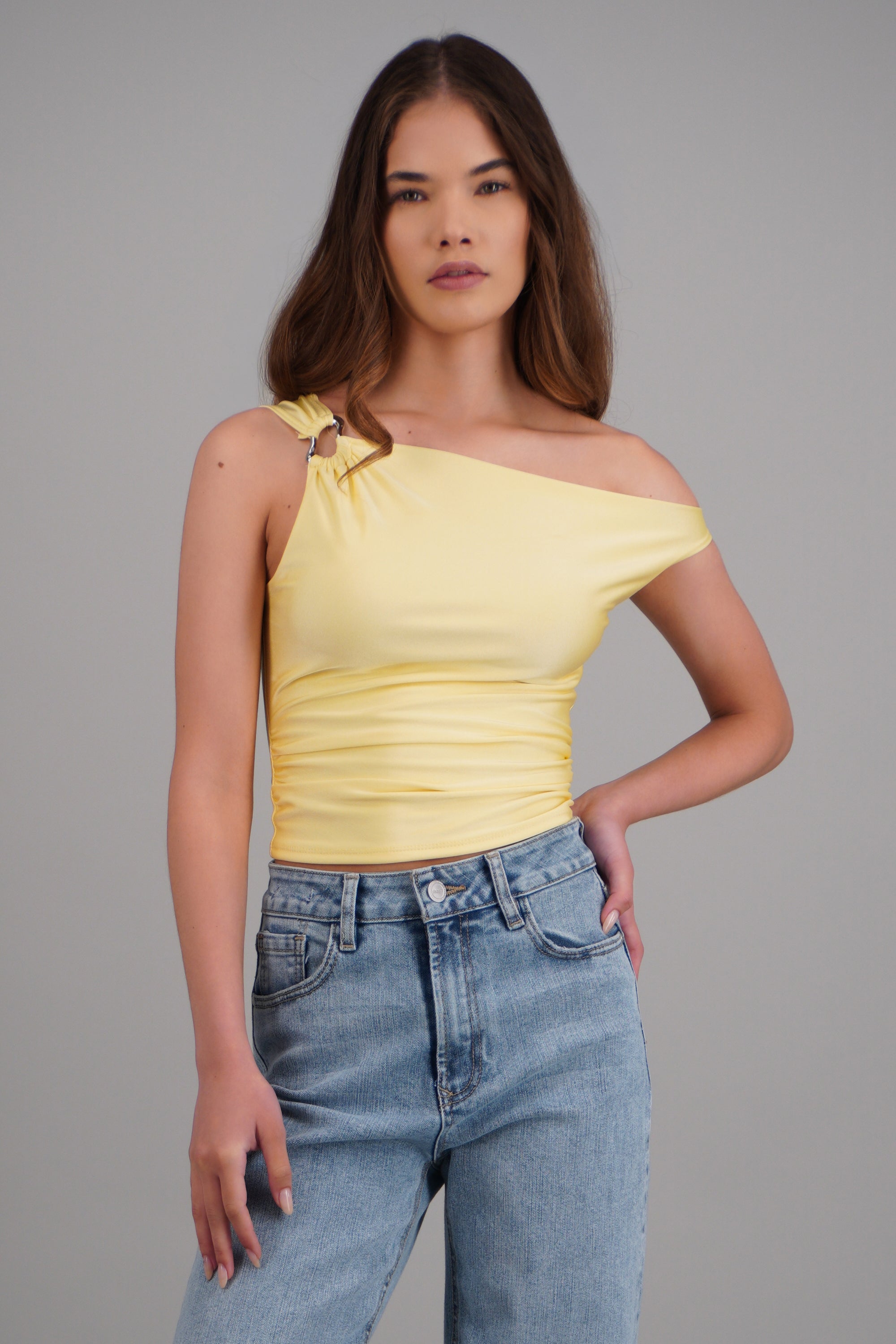 Top drapeado con argolla satin AMARILLO
