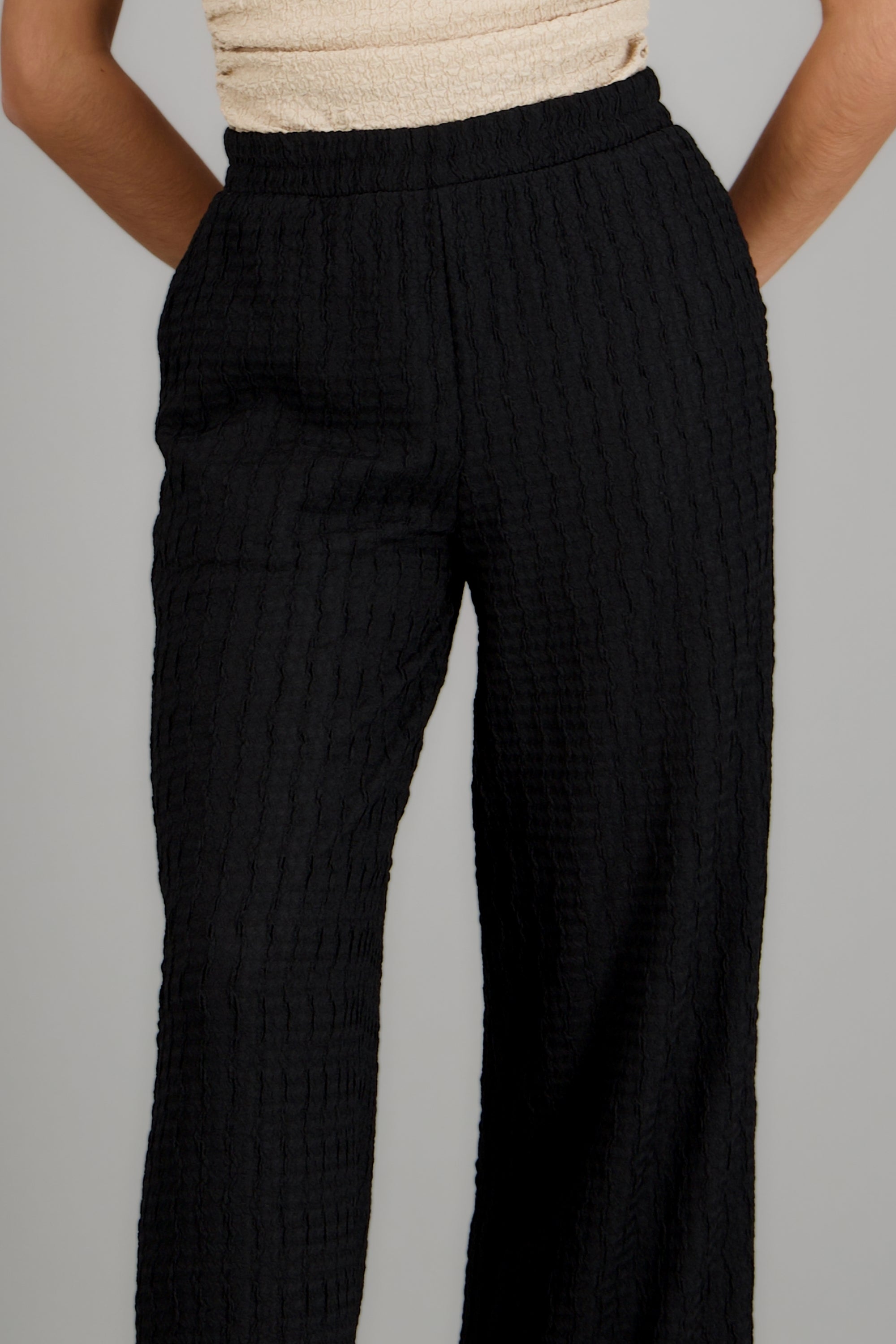 Pantalon amplio con elastico en pretina NEGRO