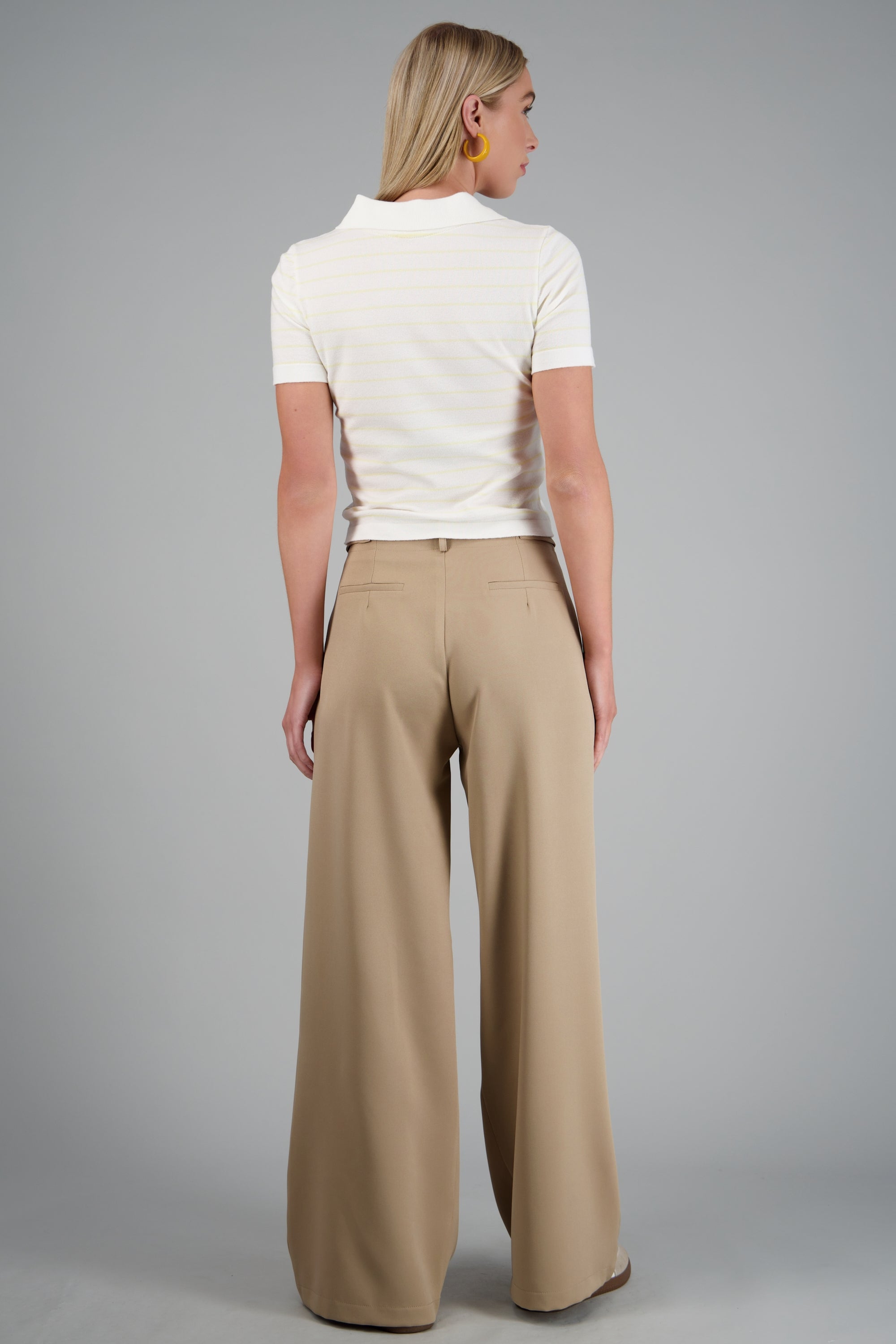 Pantalon liso detalle pinzas TAUPE
