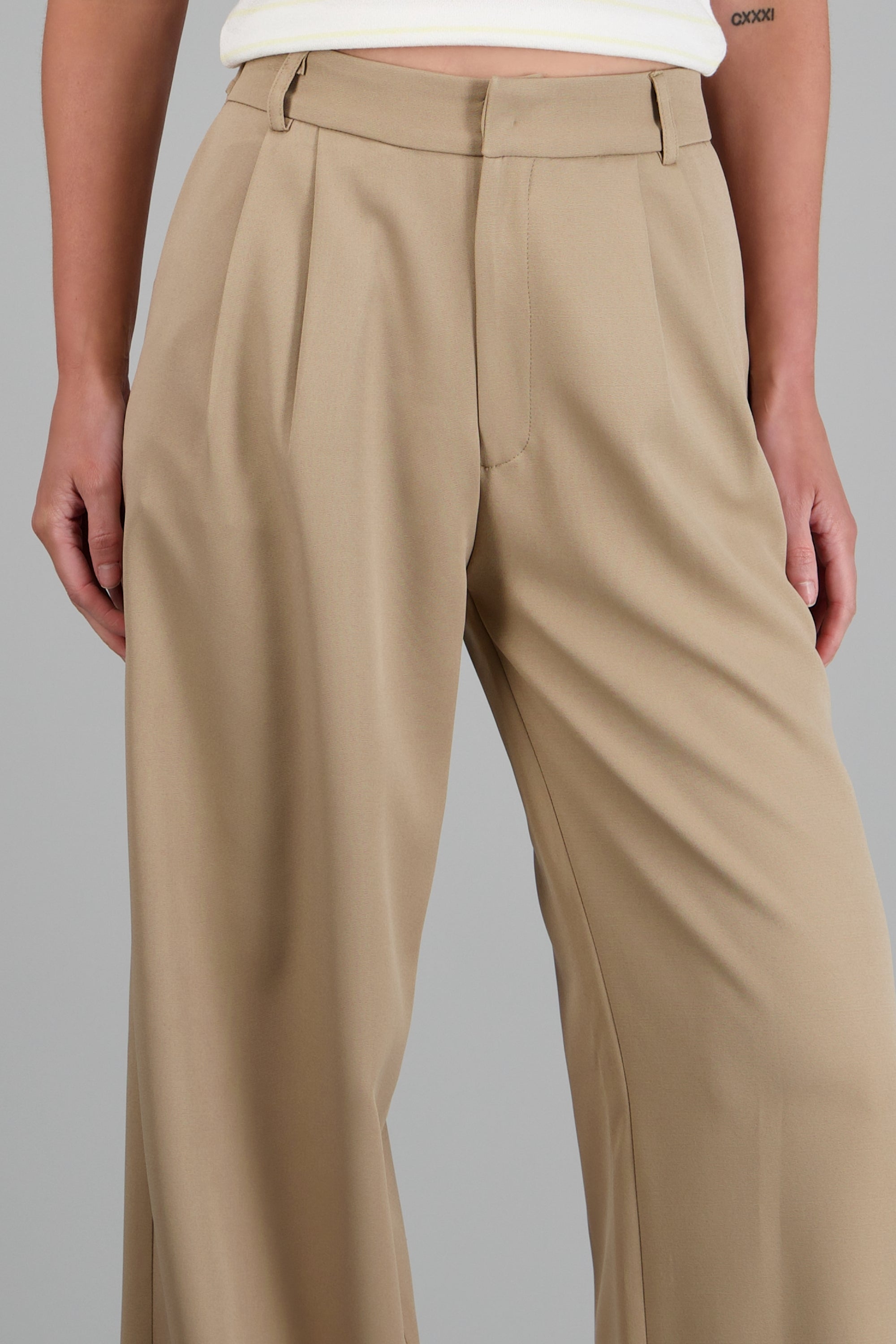Pantalon liso detalle pinzas TAUPE