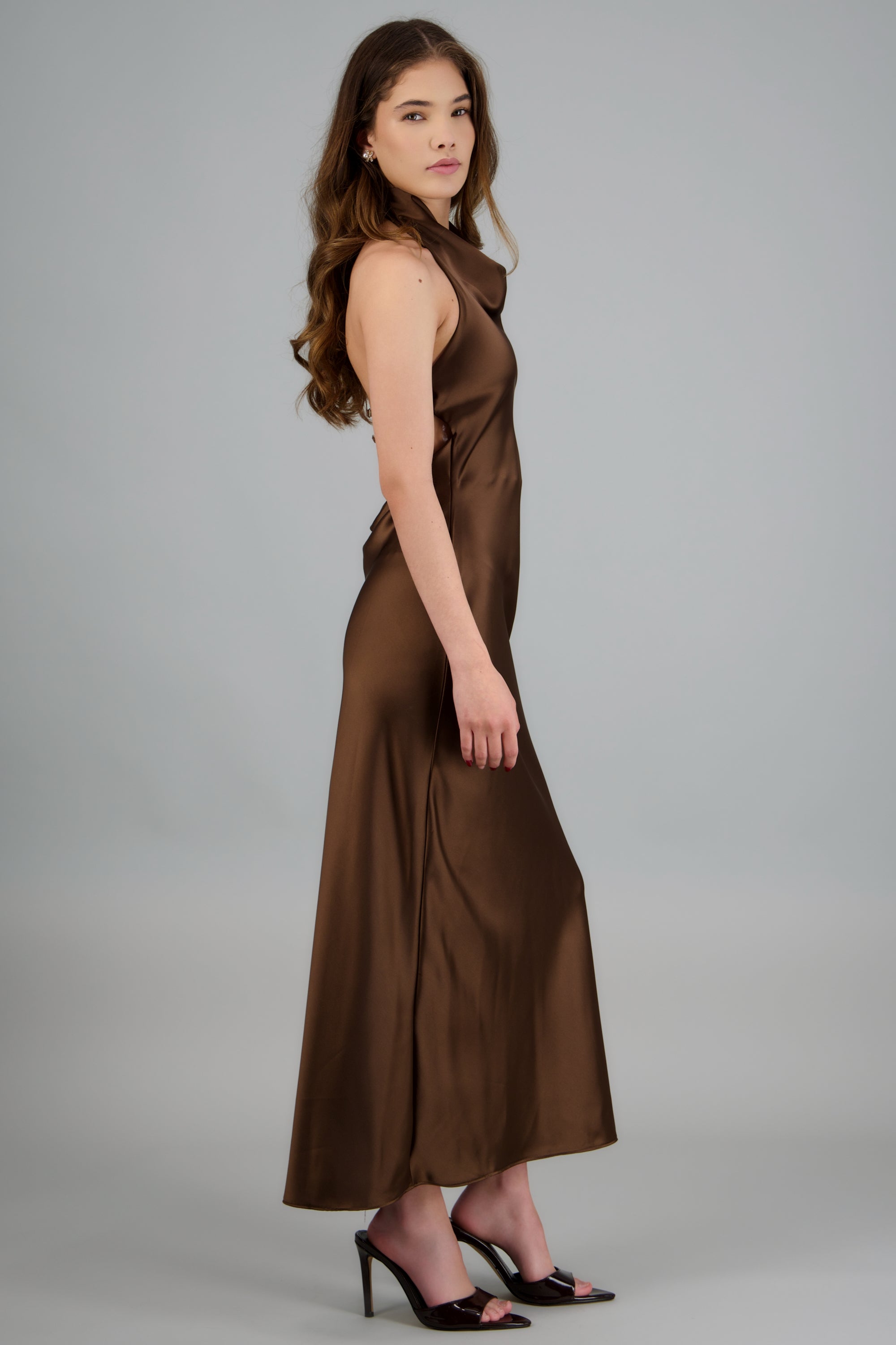 Vestido midi cuello alto espalda descubierta CHOCOLATE
