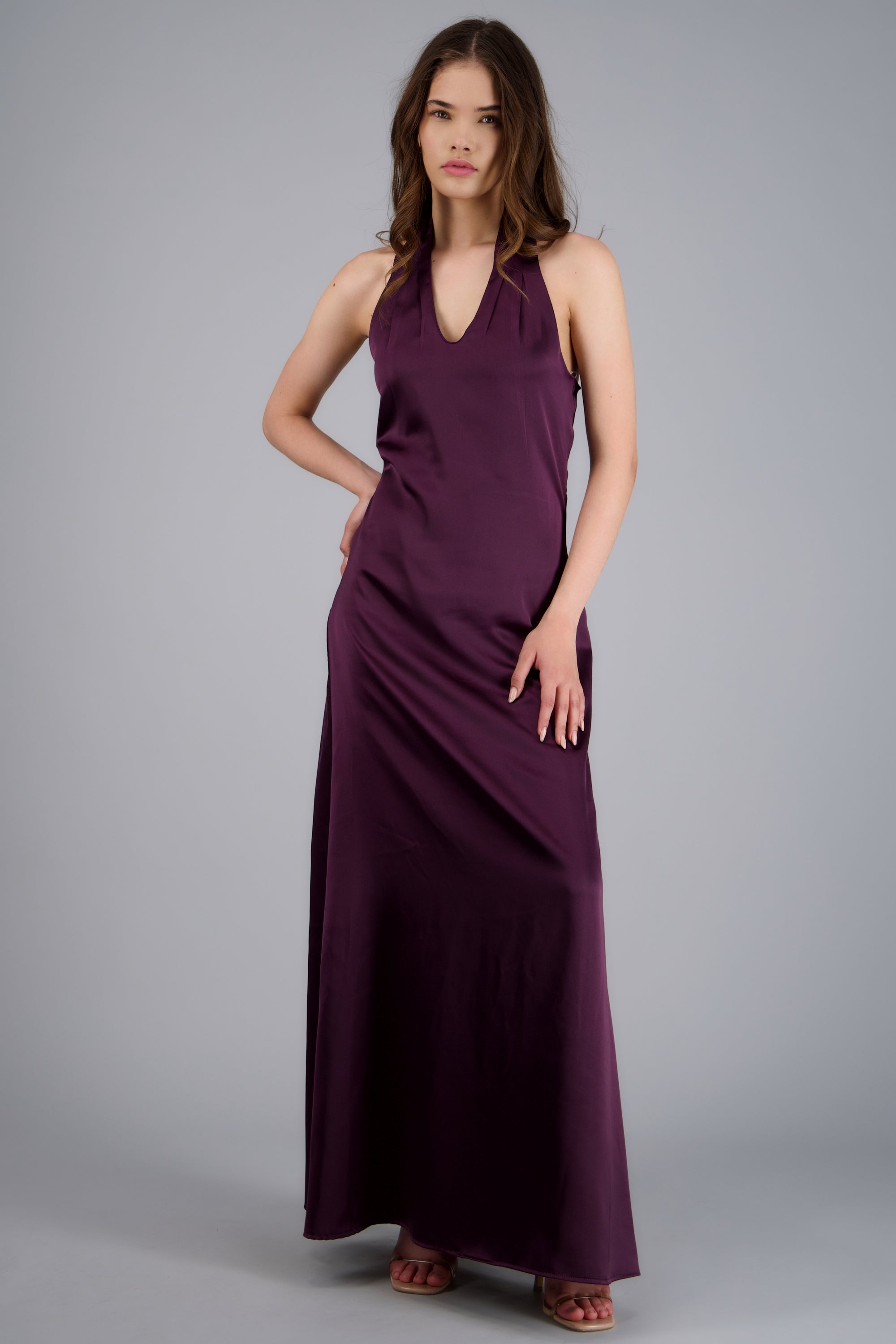 Vestido satin maxi escote halter UVA