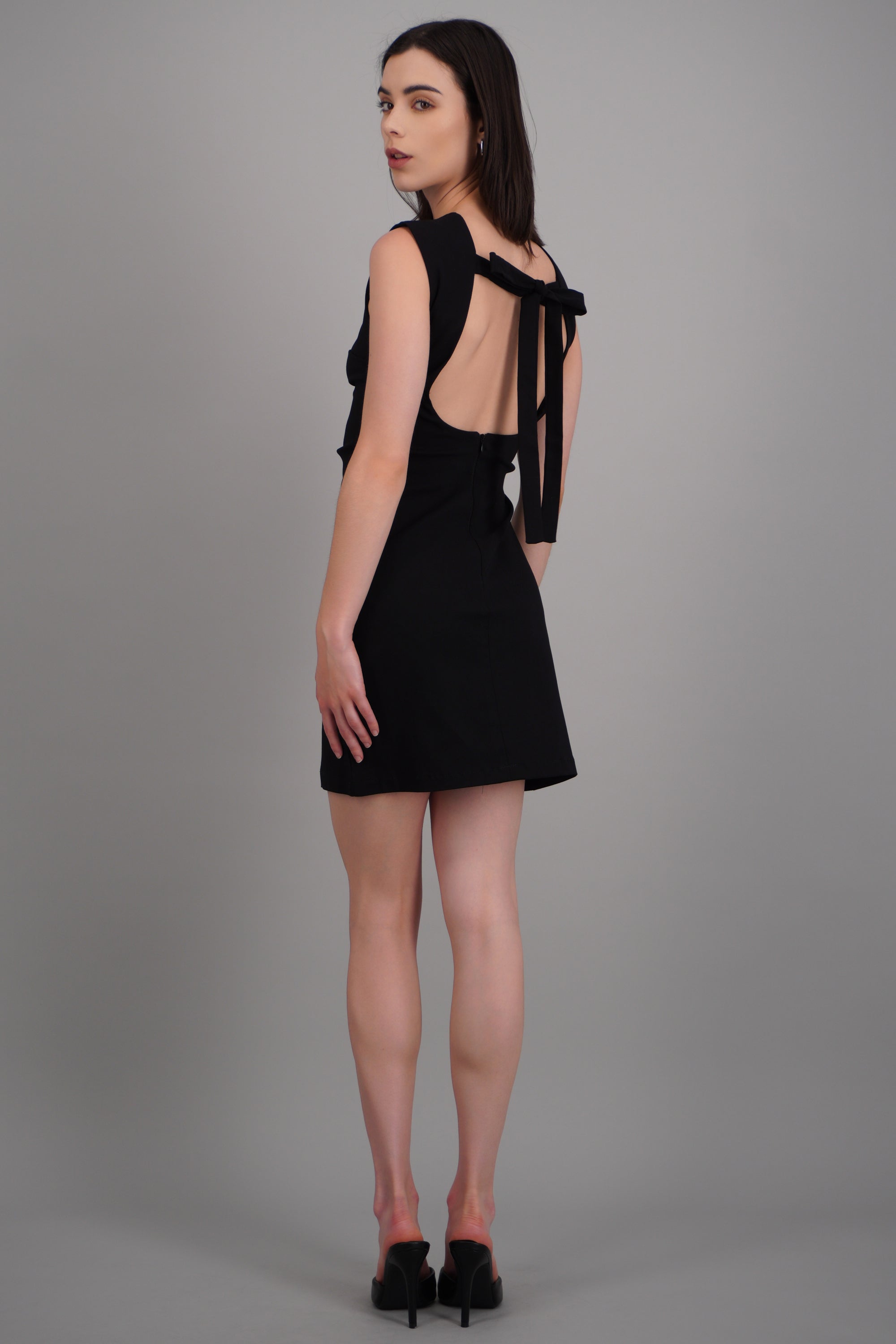 Vestido mini costado frunce detalle espalda NEGRO