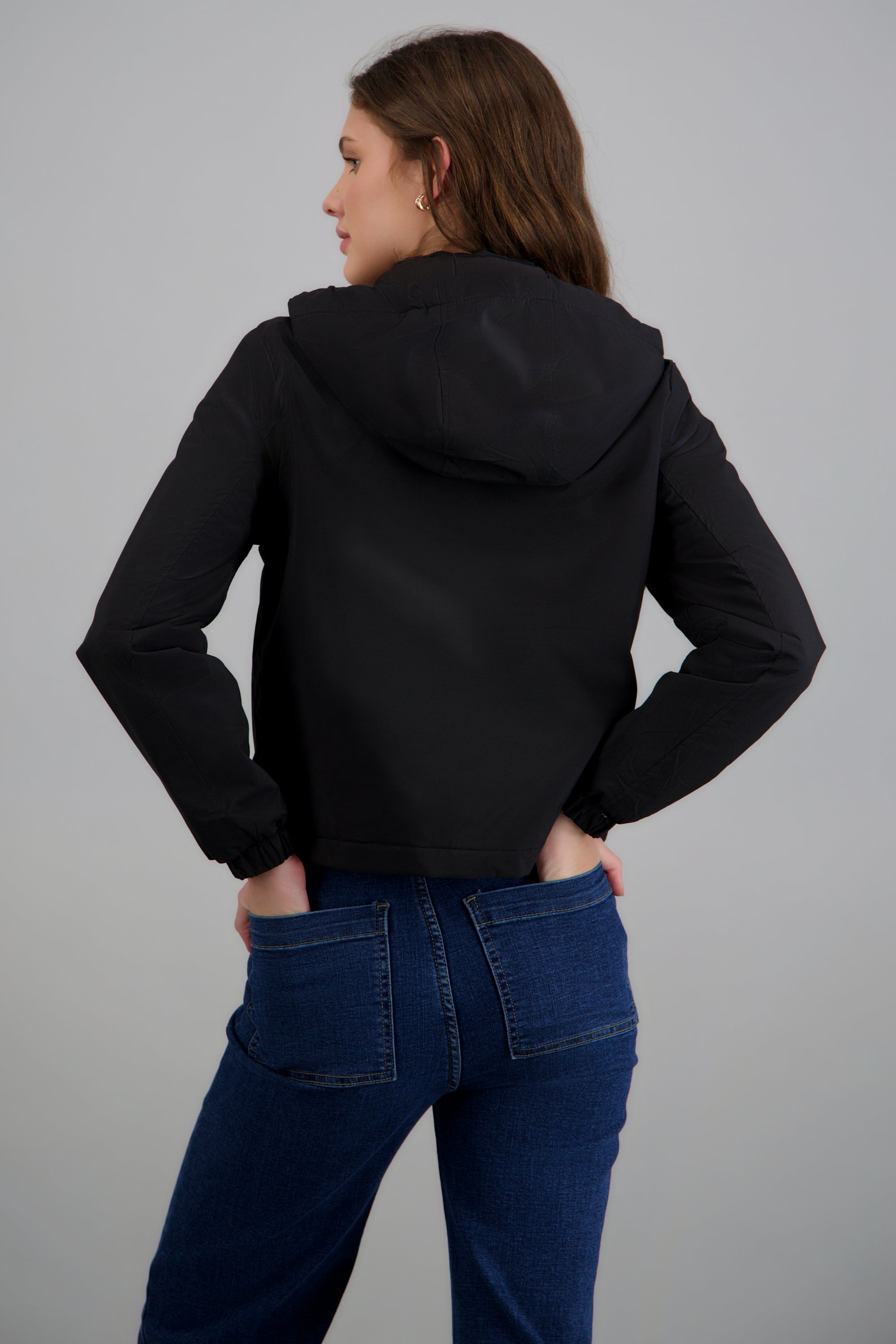 Chamarra corta impermeable capucha NEGRO