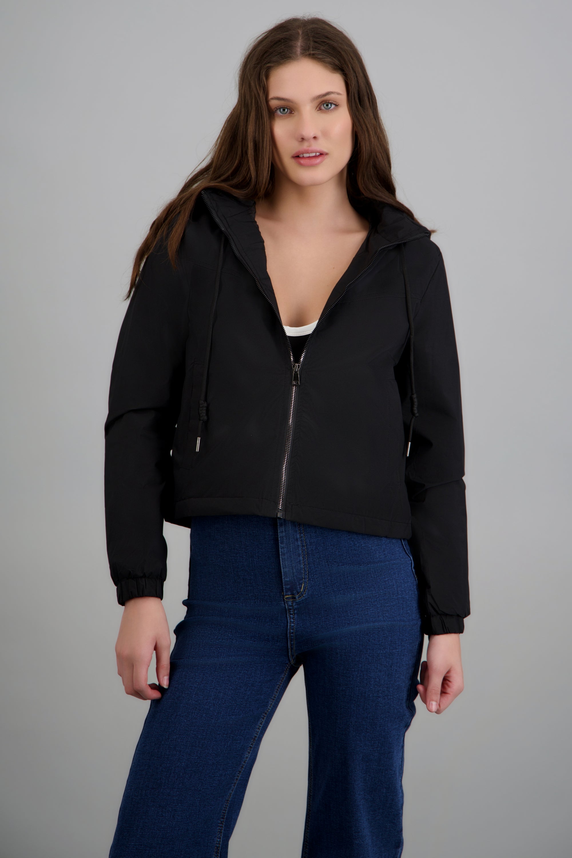 Chamarra corta impermeable capucha NEGRO