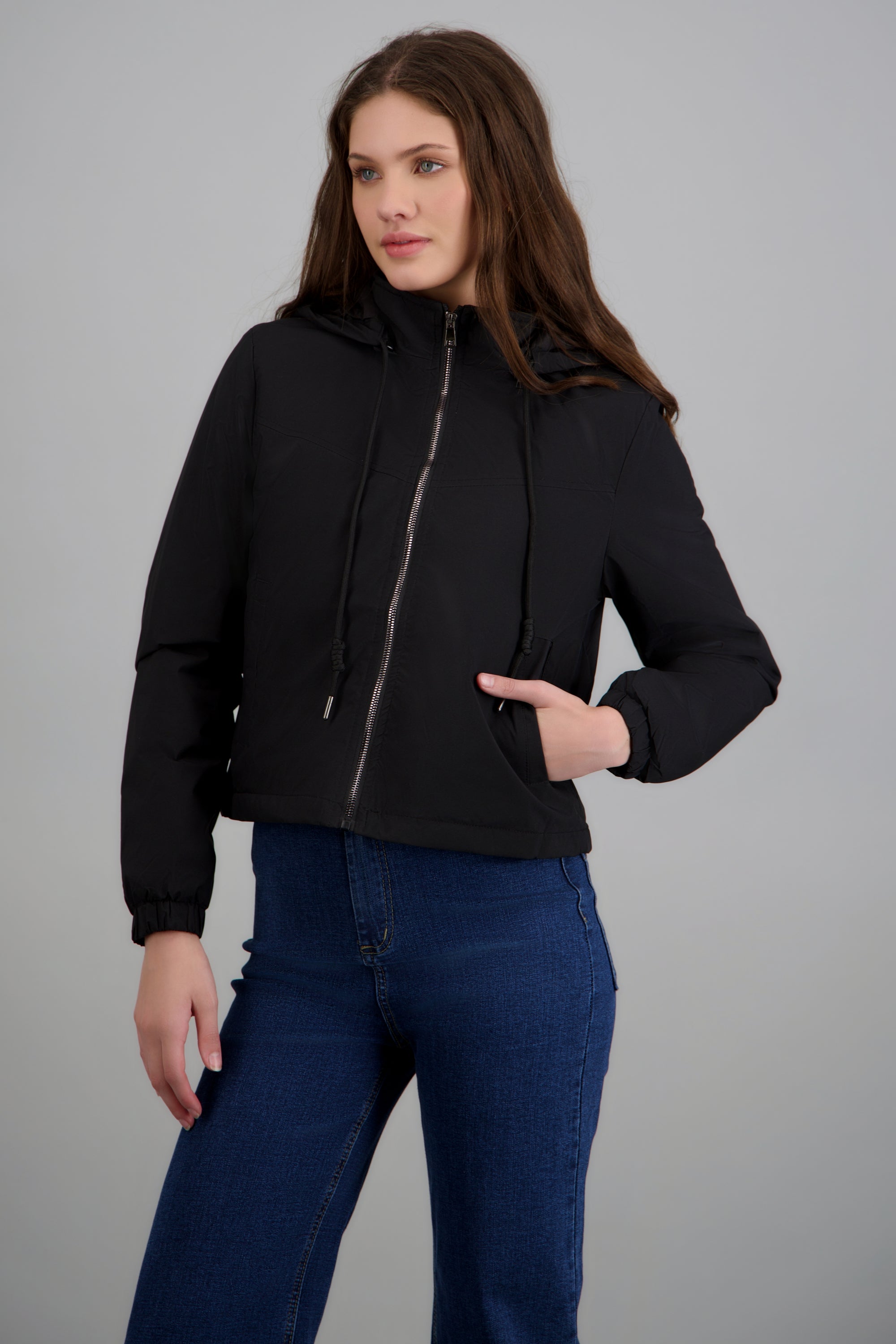 Chamarra corta impermeable capucha NEGRO