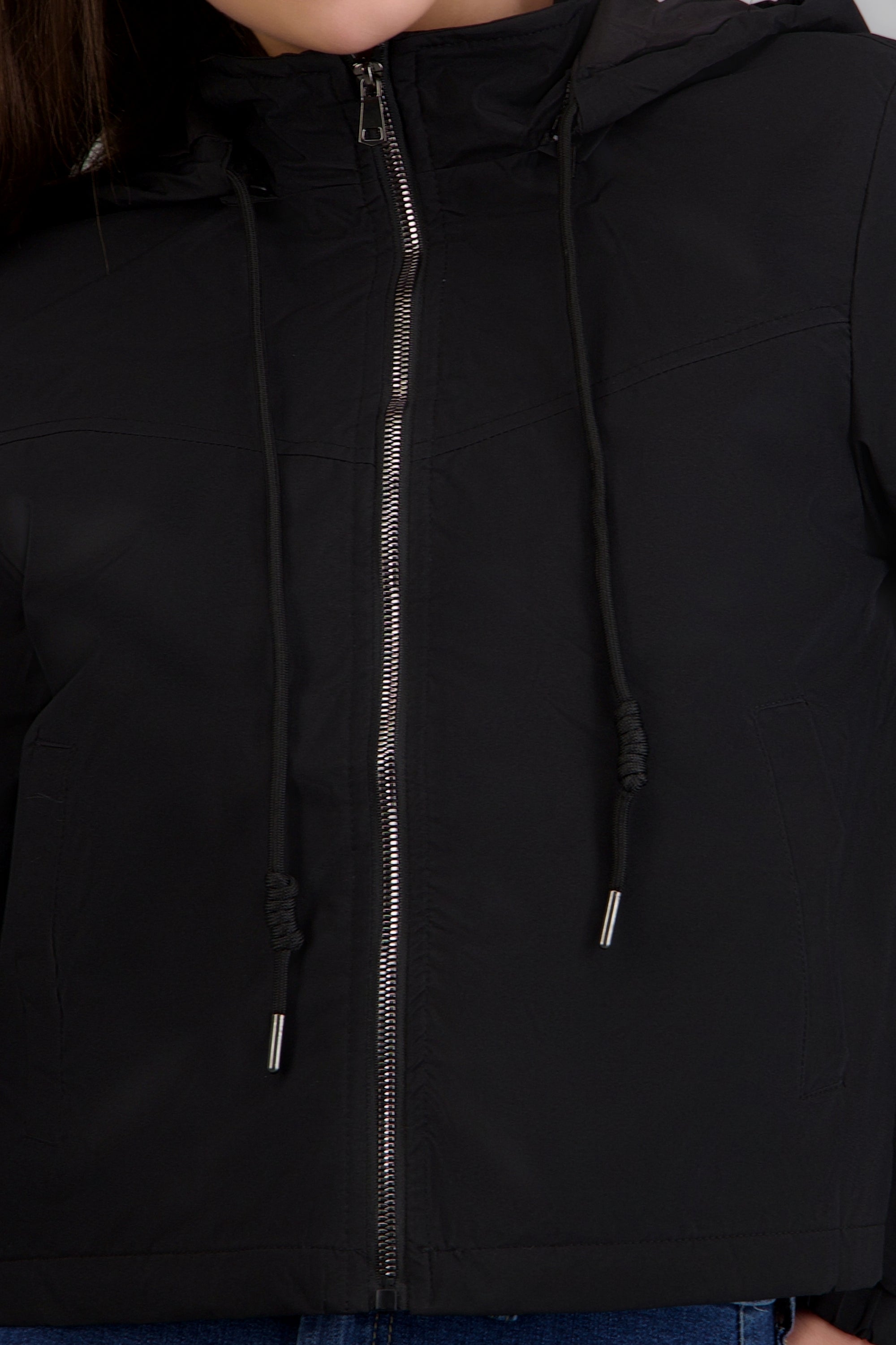 Chamarra corta impermeable capucha NEGRO