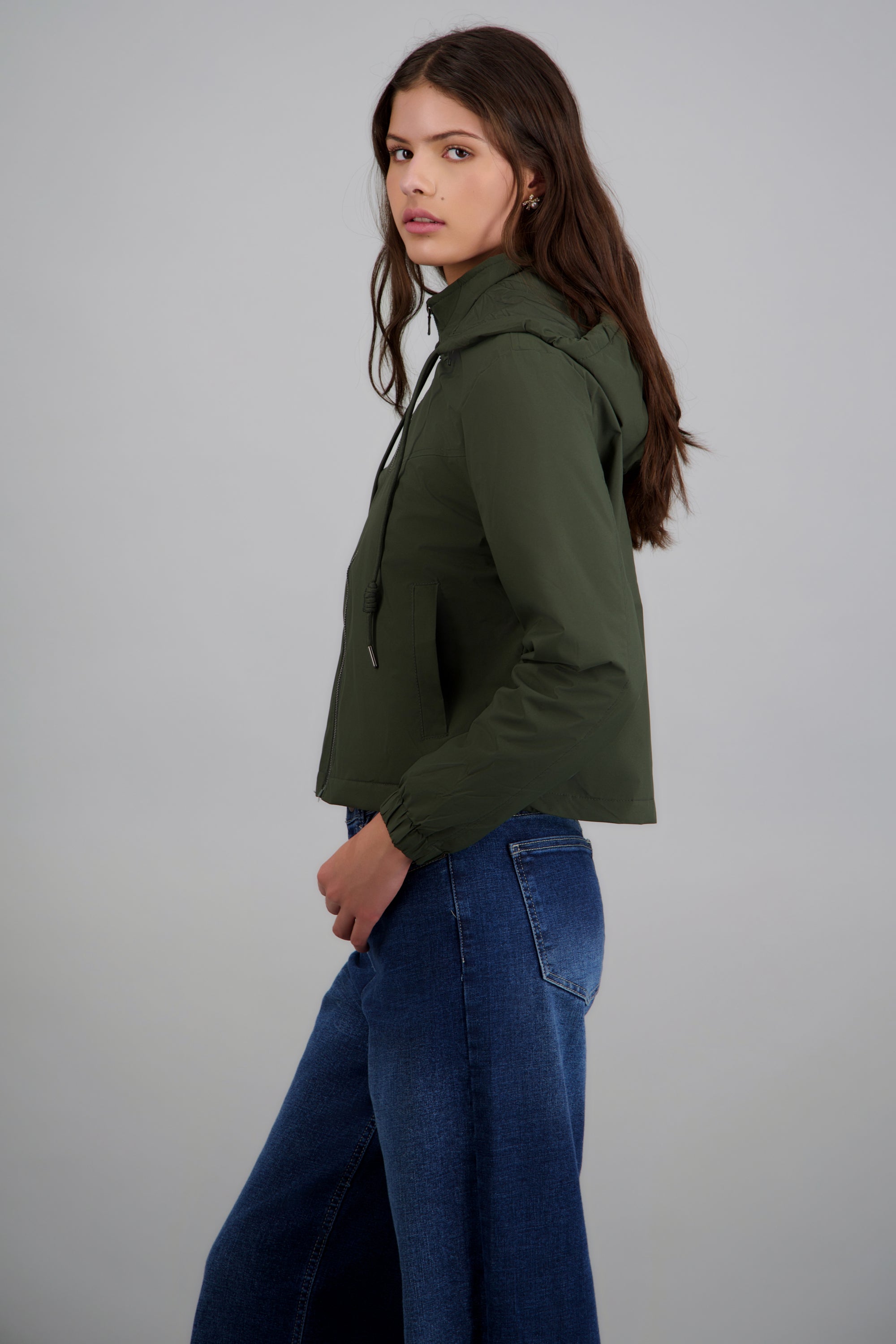Chamarra corta impermeable capucha OLIVO