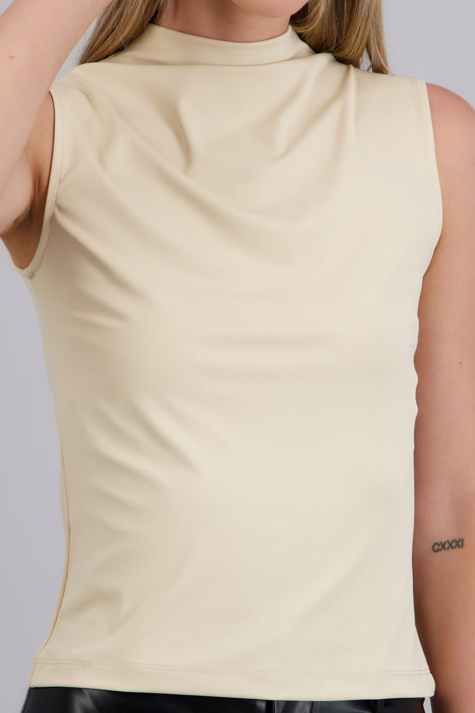 Top cuello alto ARENA