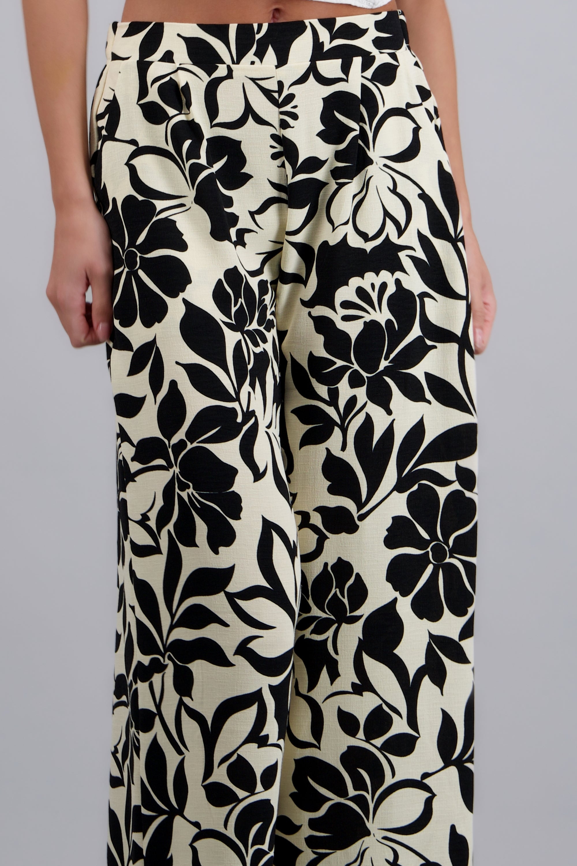 Pantalon detalle pinzas estampado NEGRO COMBO