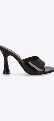 Tacon peep toe charol