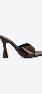 Tacon peep toe charol