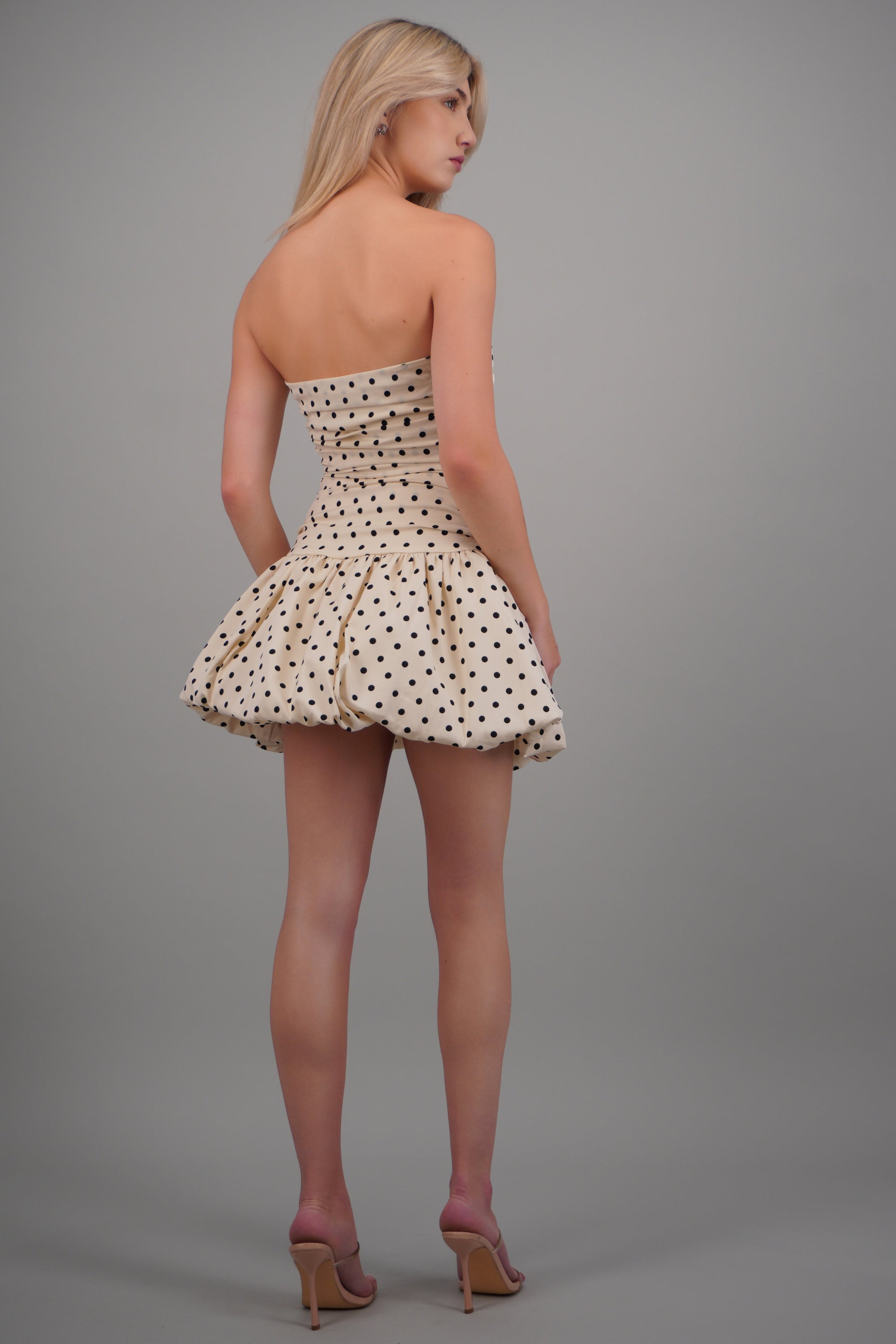 Vestido polkados strapless con falda globo CREMA