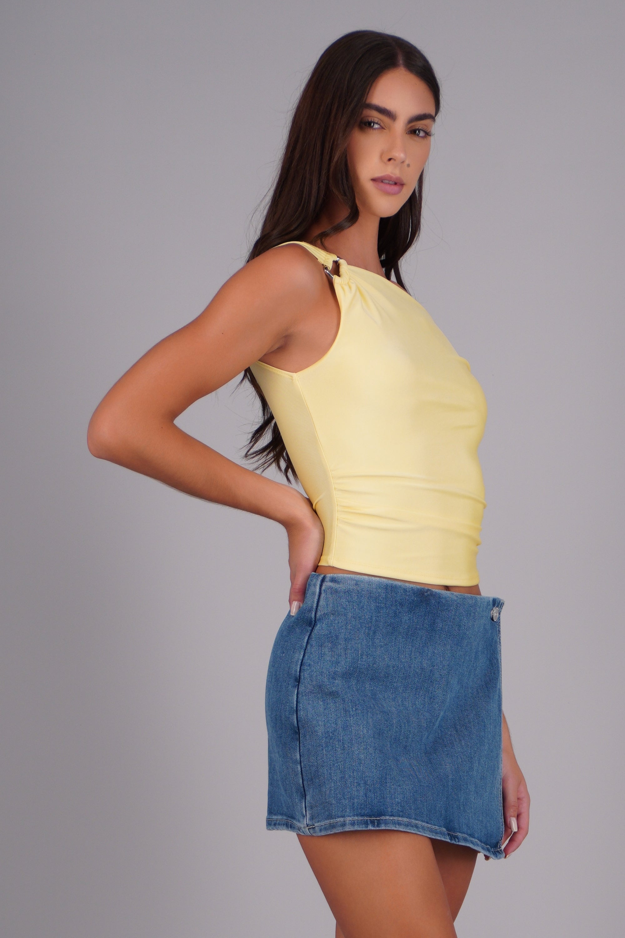 Top one shoulder detalle argolla AMARILLO