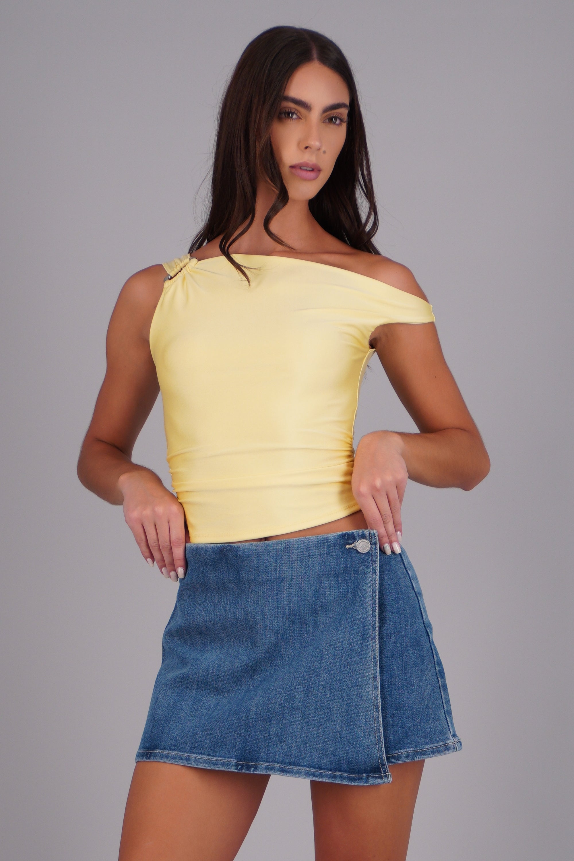 Top one shoulder detalle argolla AMARILLO