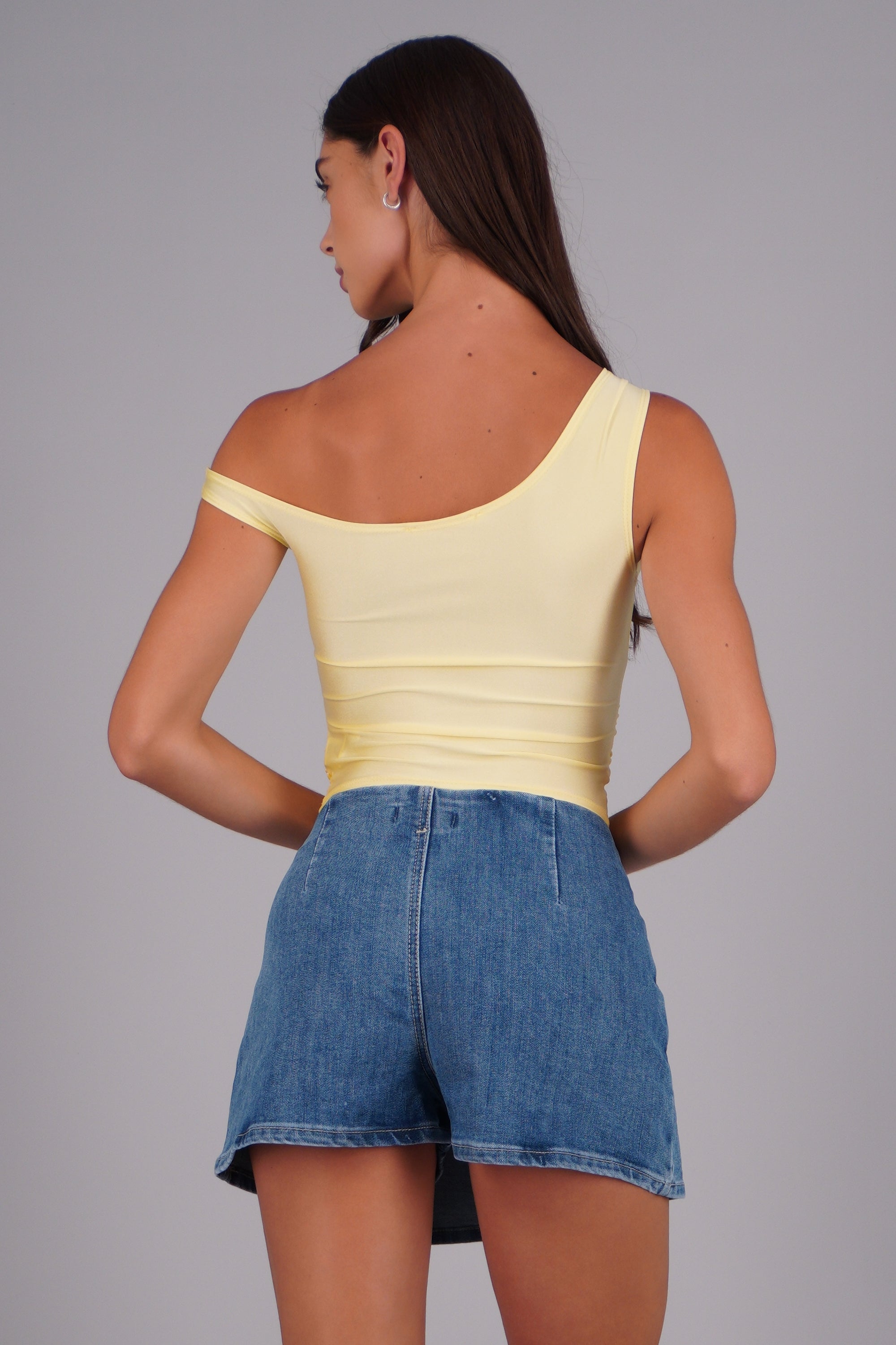 Top one shoulder detalle argolla AMARILLO