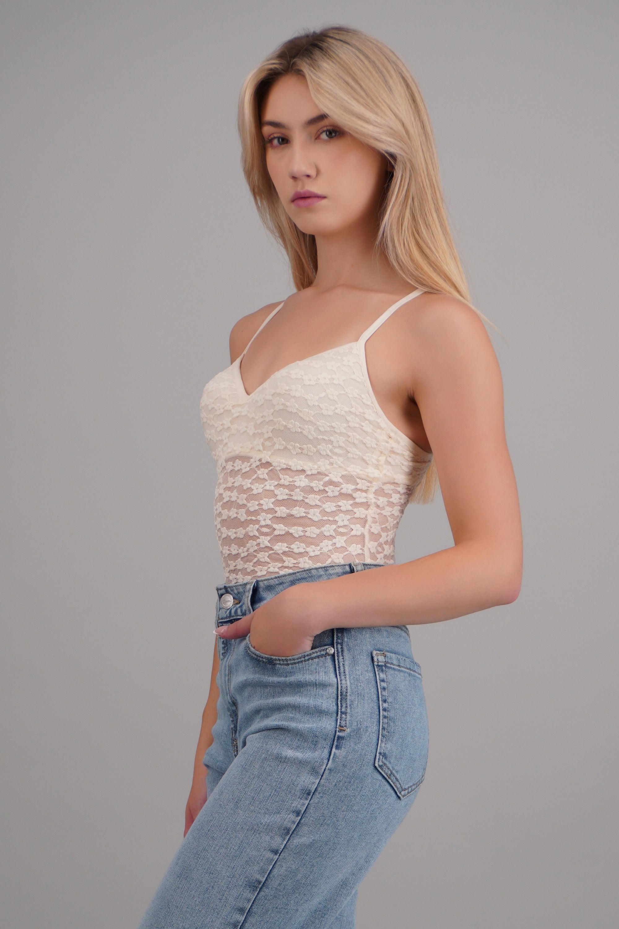 Top tirantes encaje con copas CREMA