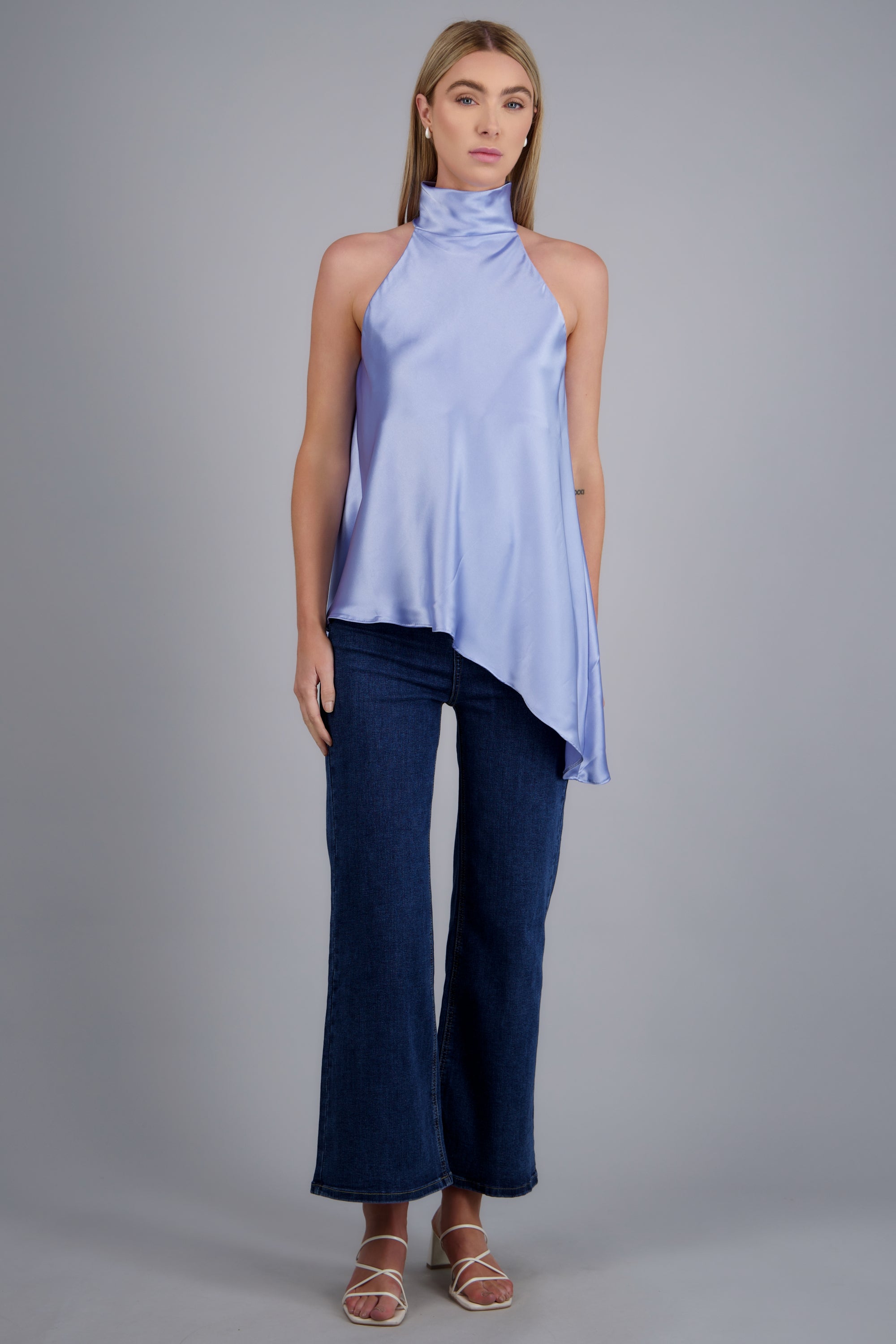 Blusa cuello alto satín caída asimétrica AZUL PASTEL