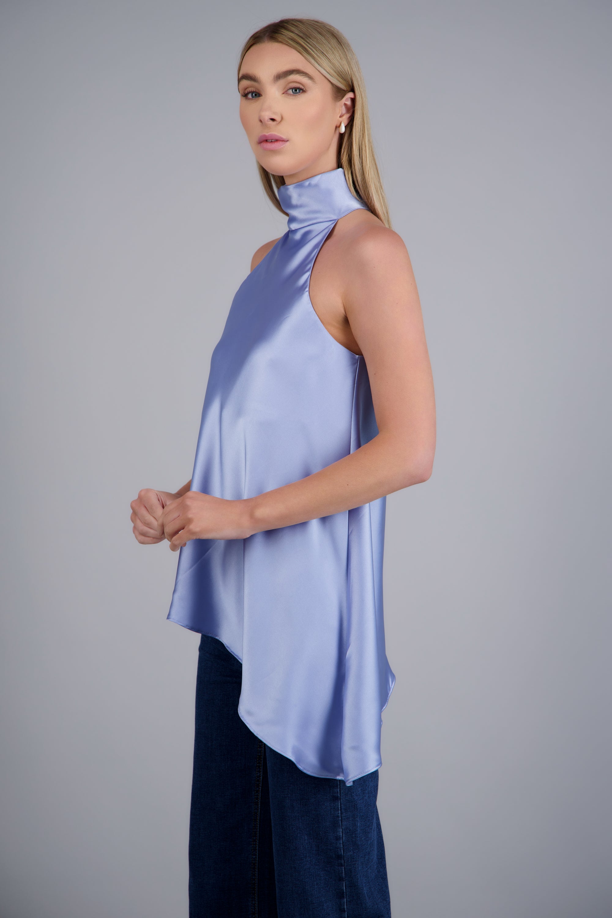 Blusa cuello alto satín caída asimétrica AZUL PASTEL