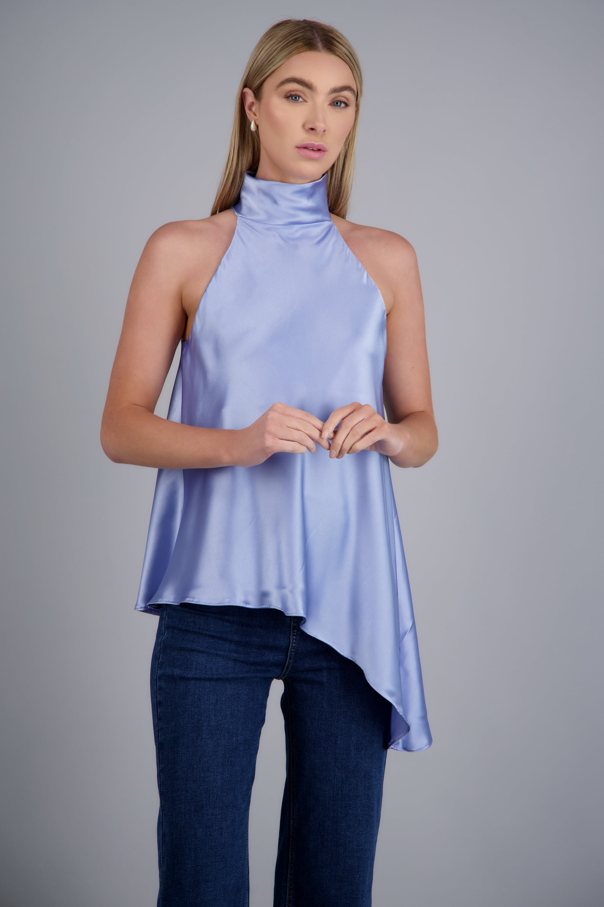 Blusa cuello alto satín caída asimétrica AZUL PASTEL