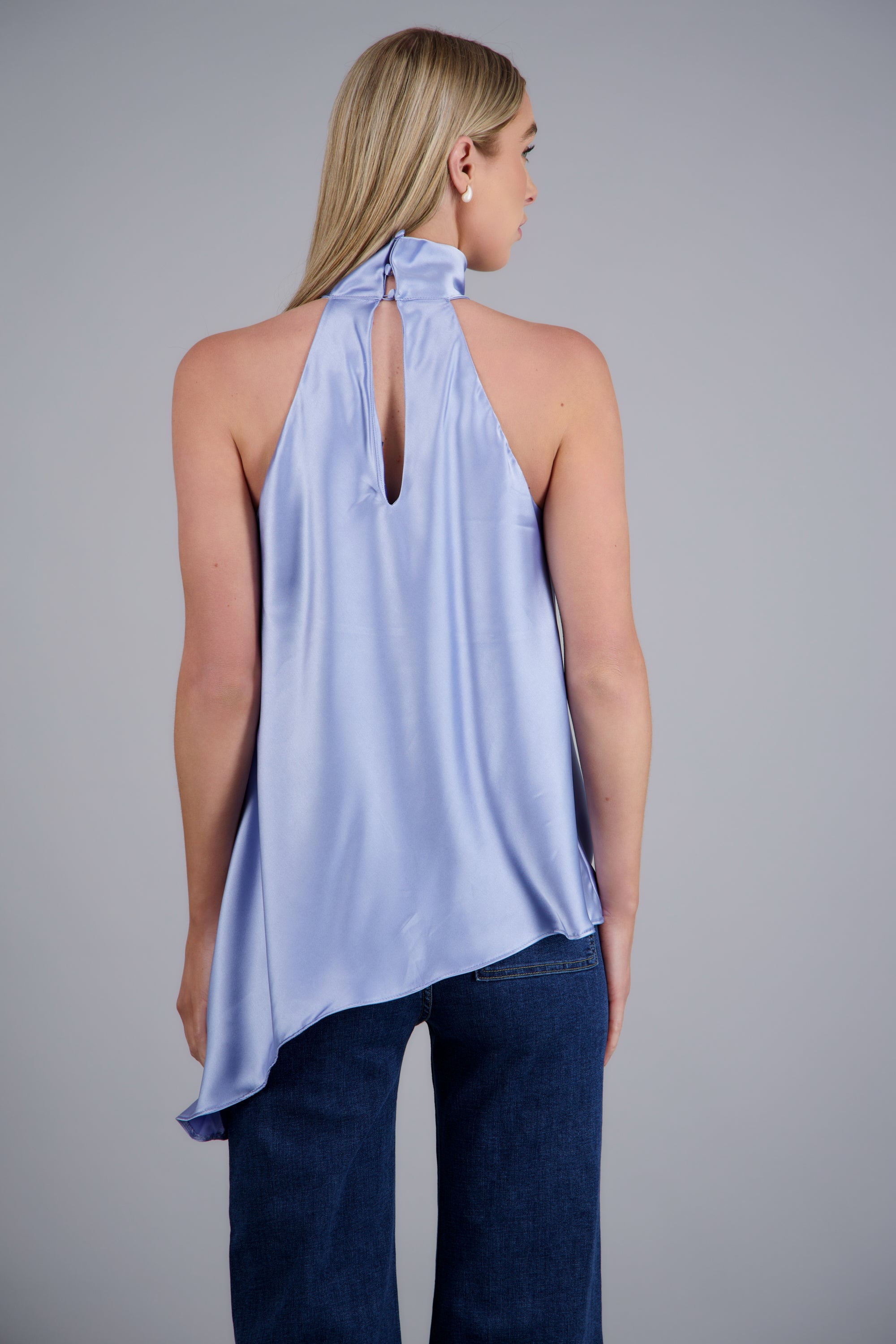 Blusa cuello alto satín caída asimétrica AZUL PASTEL