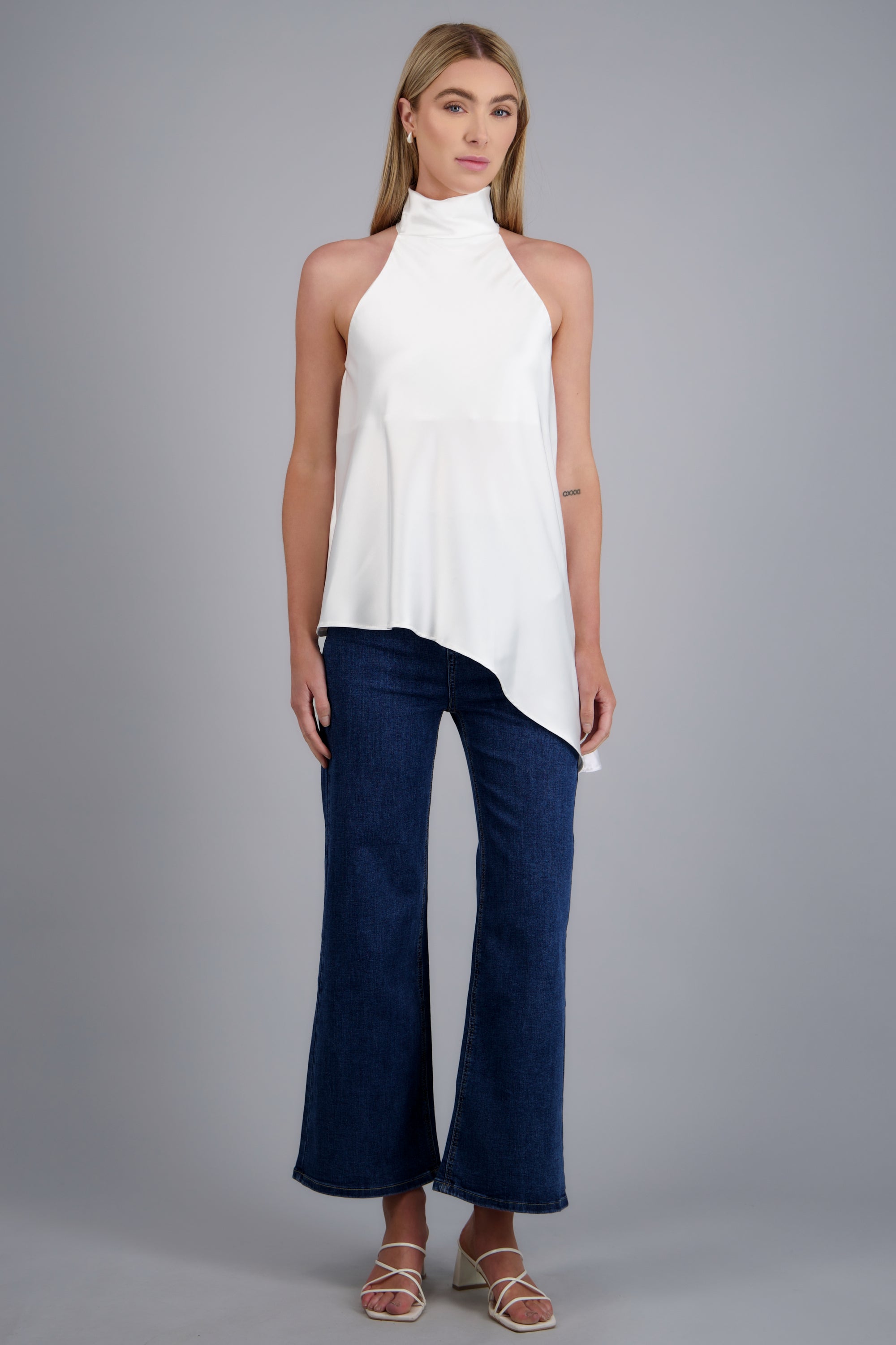 Blusa cuello alto satín caída asimétrica HUESO