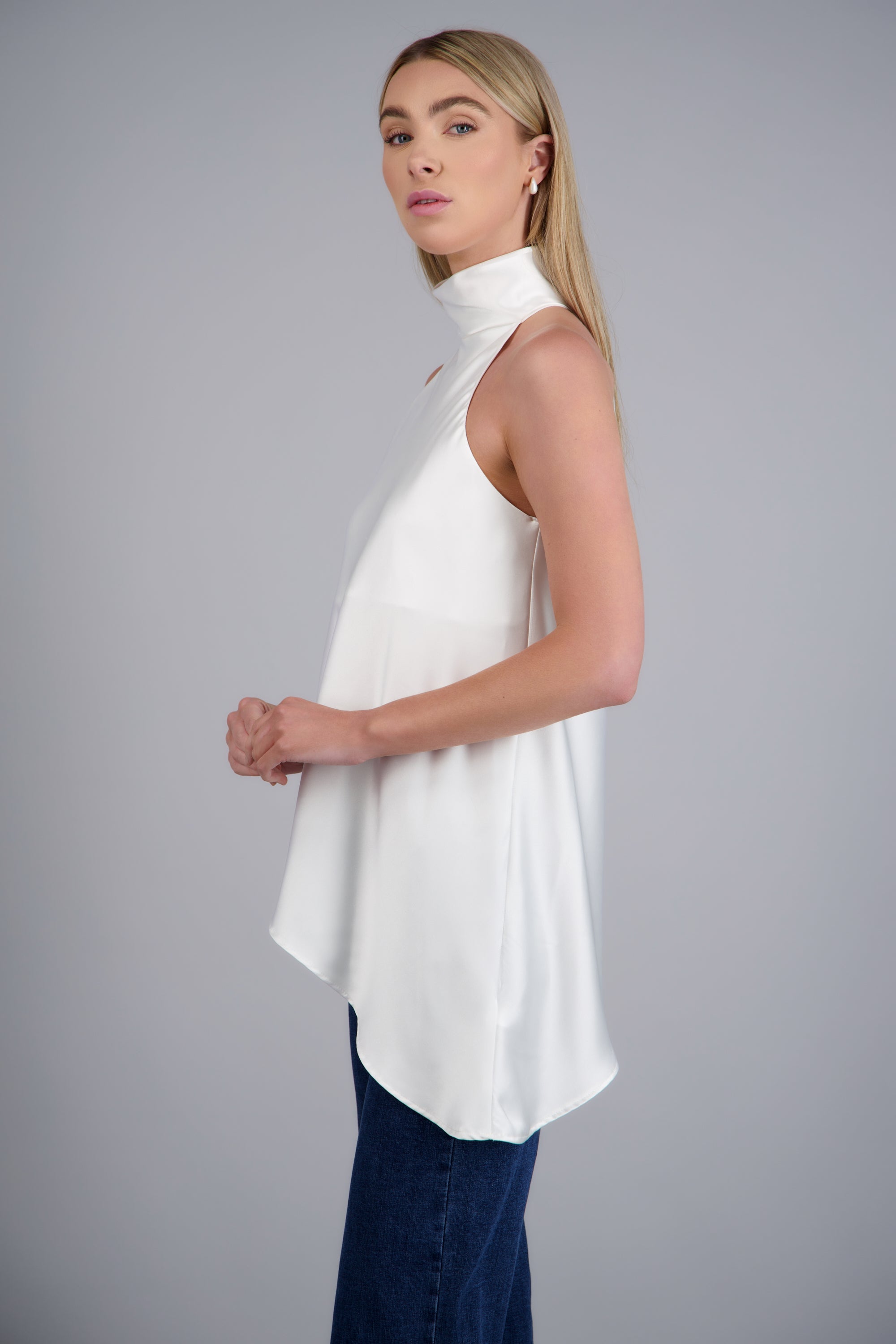 Blusa cuello alto satín caída asimétrica HUESO