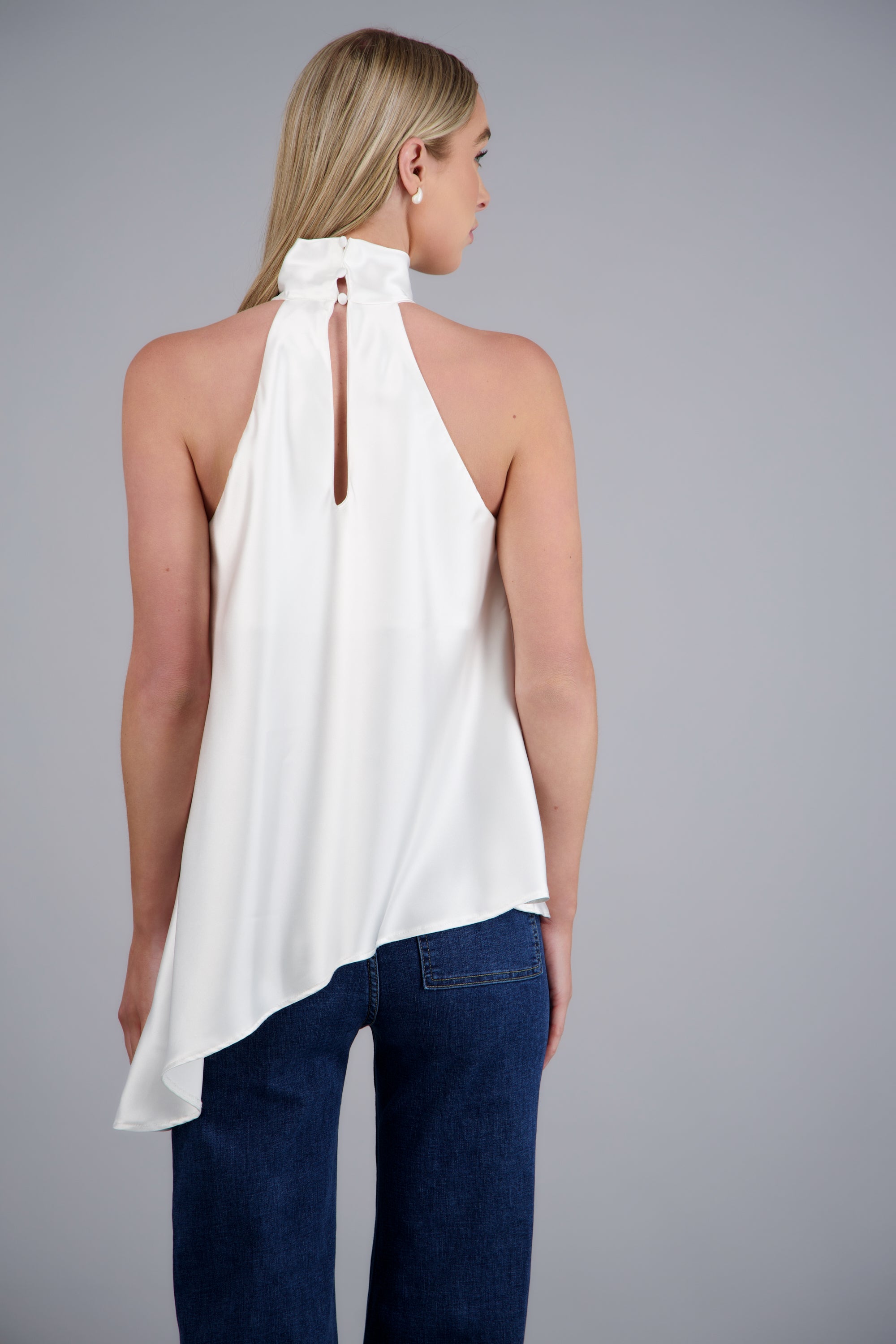 Blusa cuello alto satín caída asimétrica HUESO