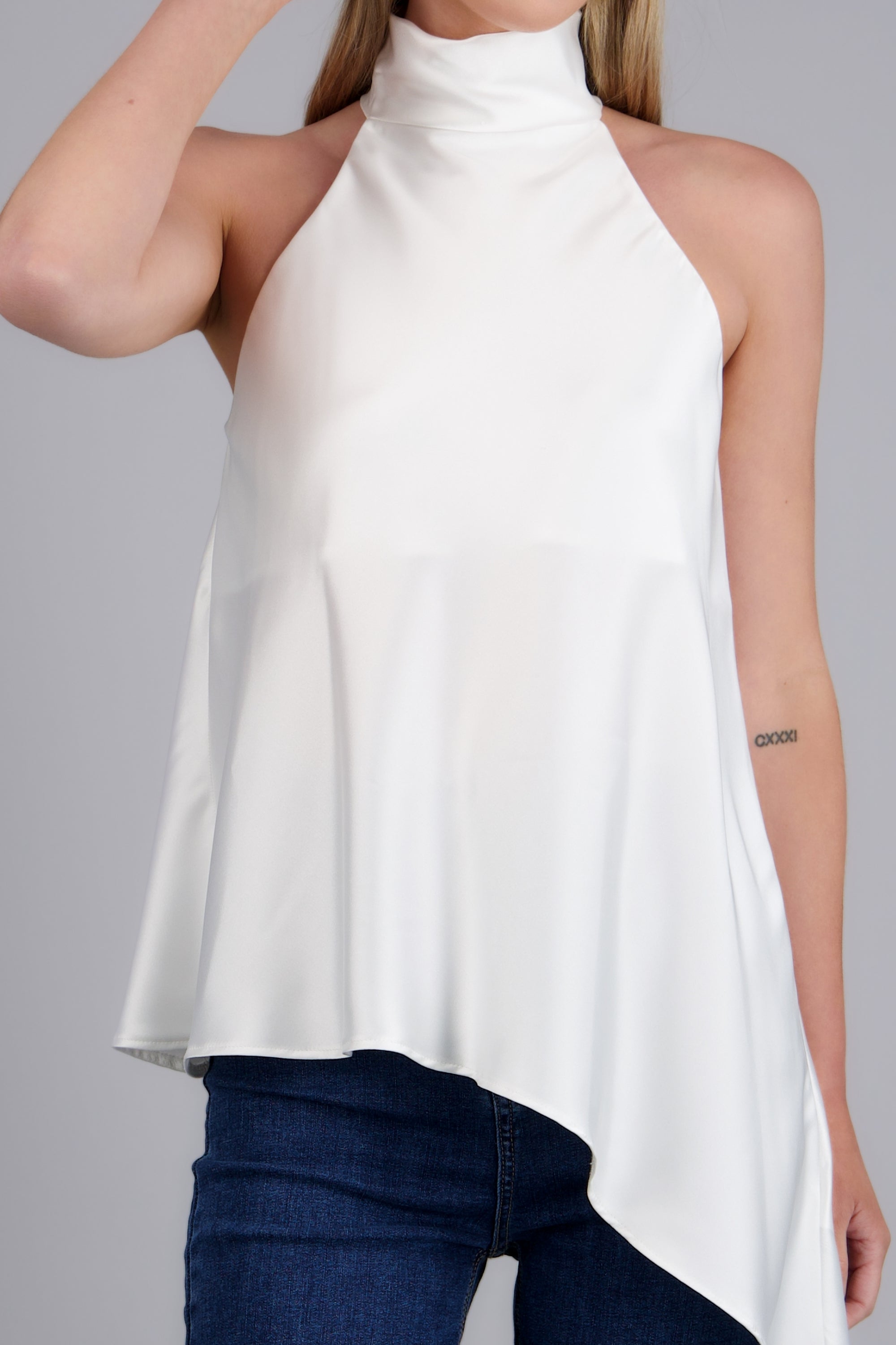 Blusa cuello alto satín caída asimétrica HUESO