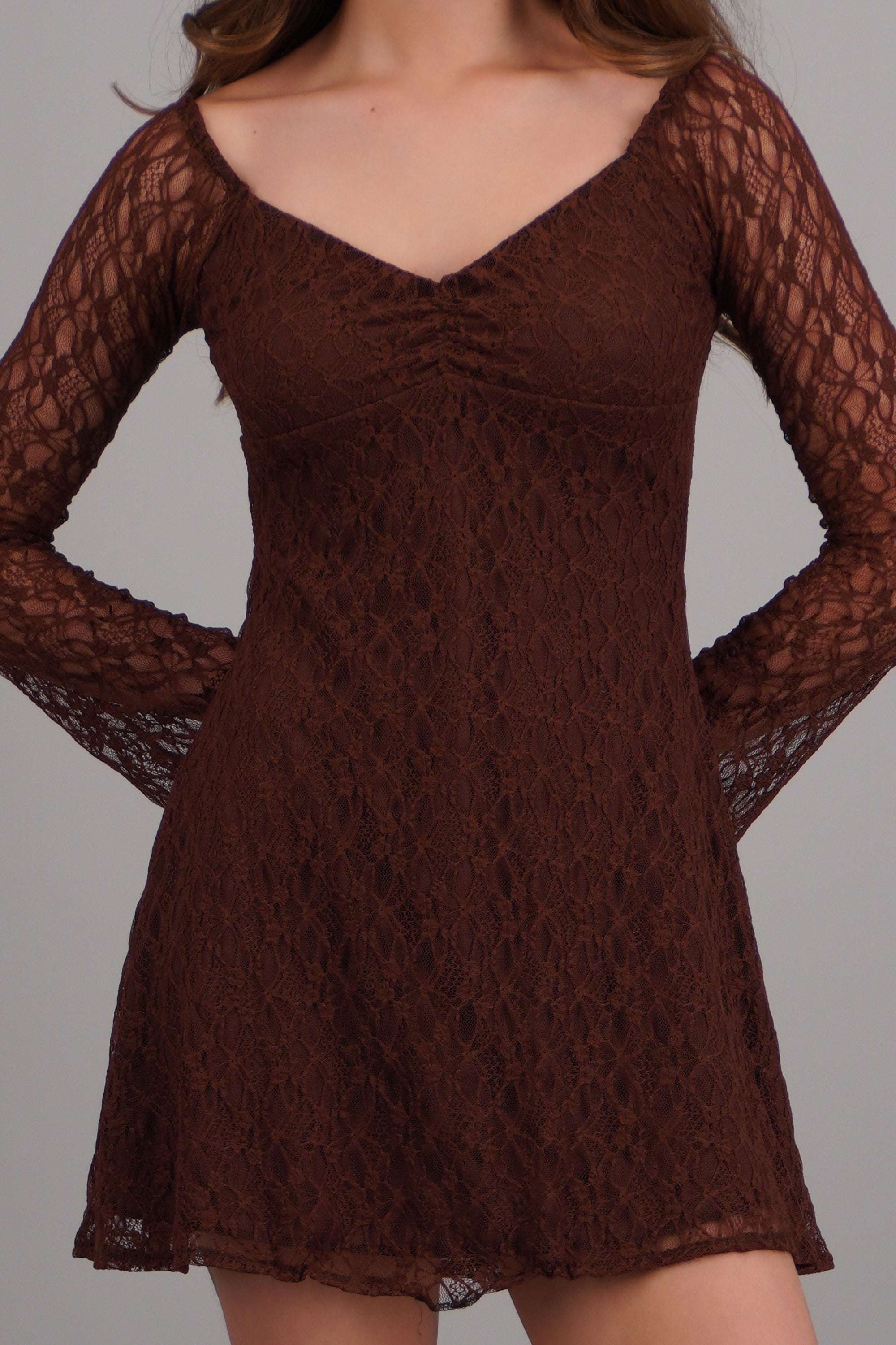 Vestido corto manga larga encaje CHOCOLATE