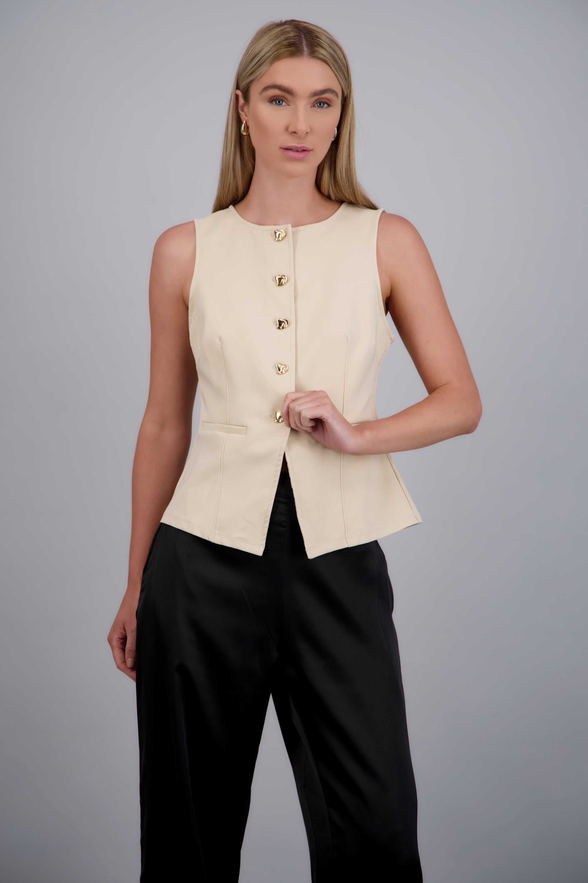 chaleco estructurado detalle botones BEIGE