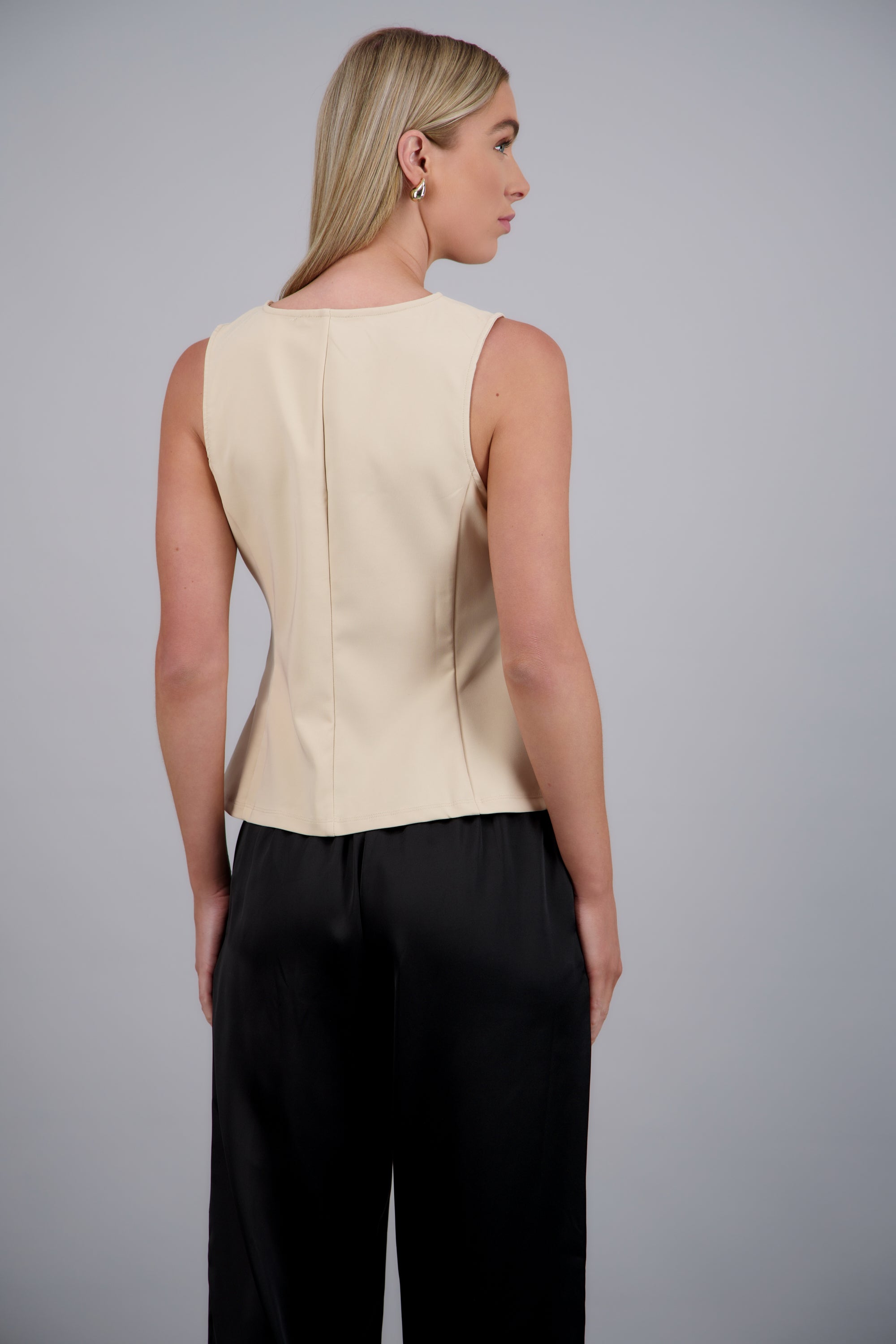 chaleco estructurado detalle botones BEIGE