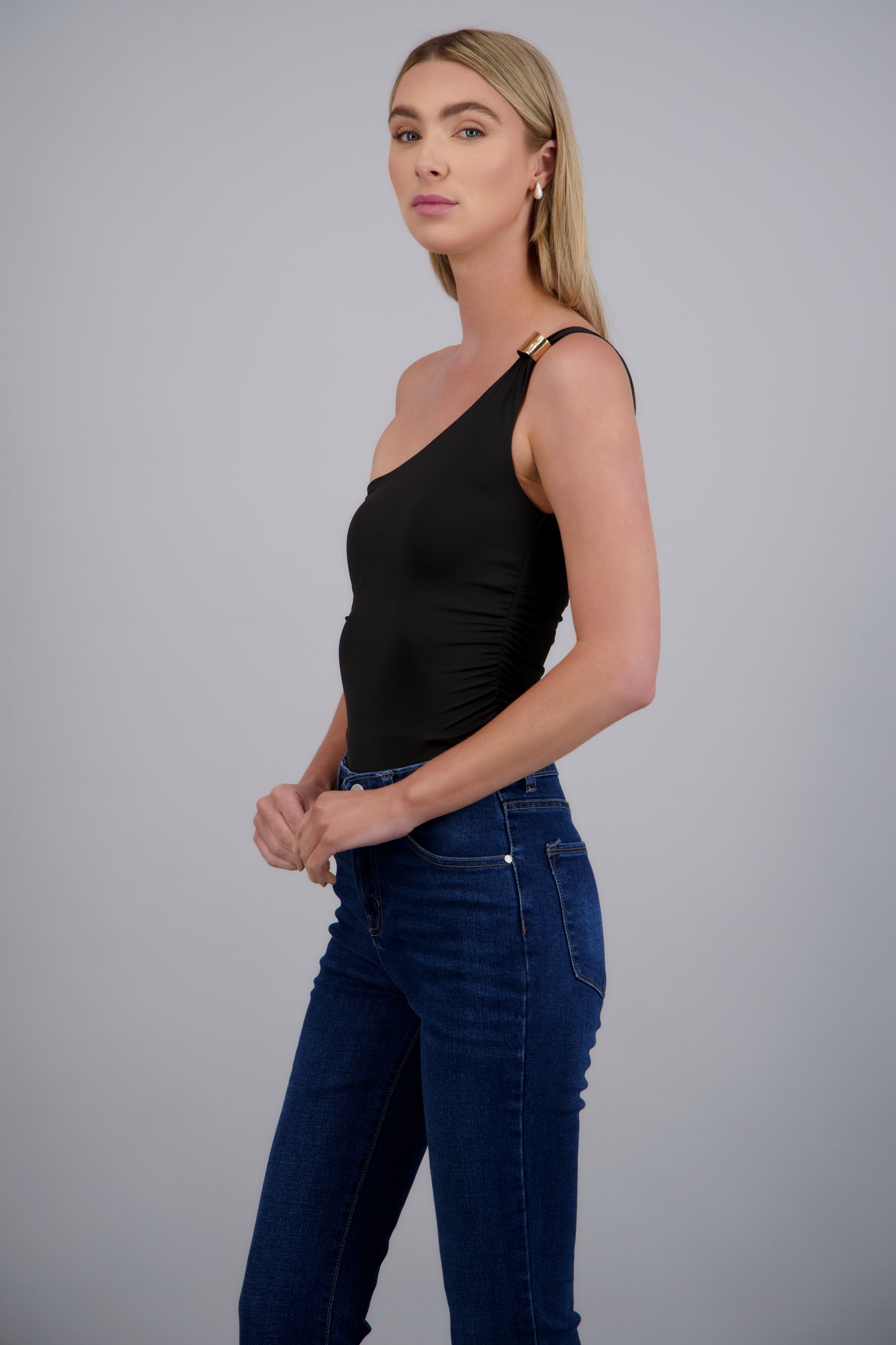 Body asimetrico drapeado detalle hebilla NEGRO