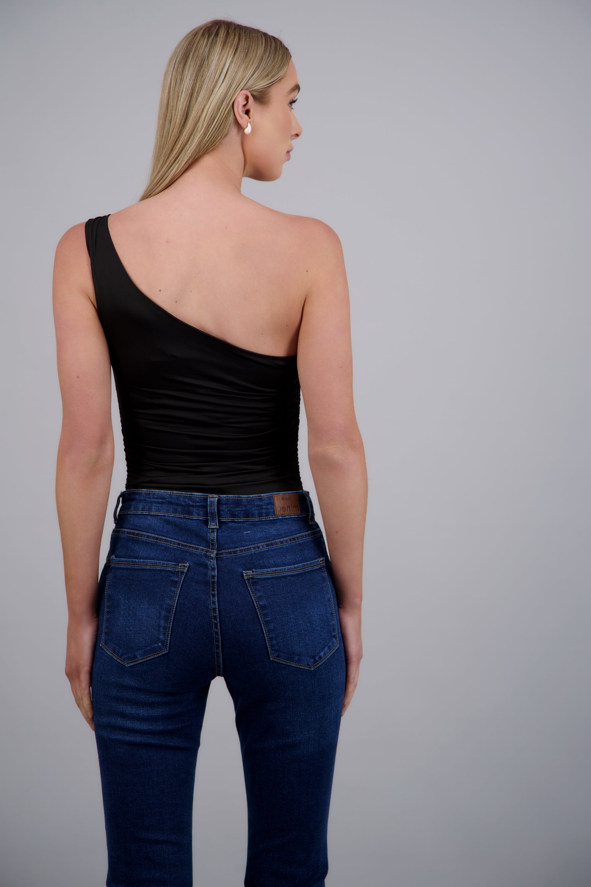 Body asimetrico drapeado detalle hebilla NEGRO