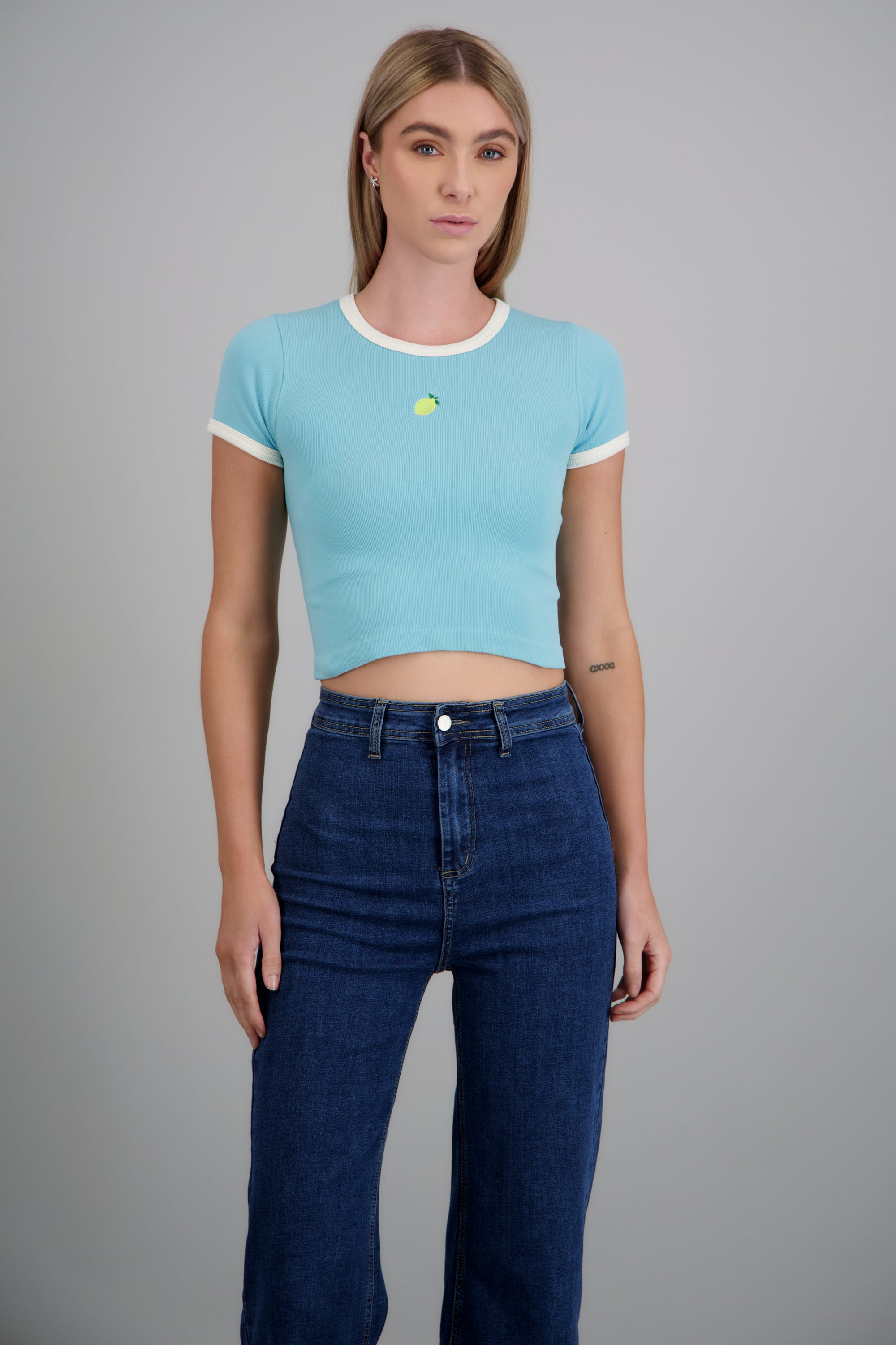 Crop top detalle bordado fruta manga corta AZUL COMBO