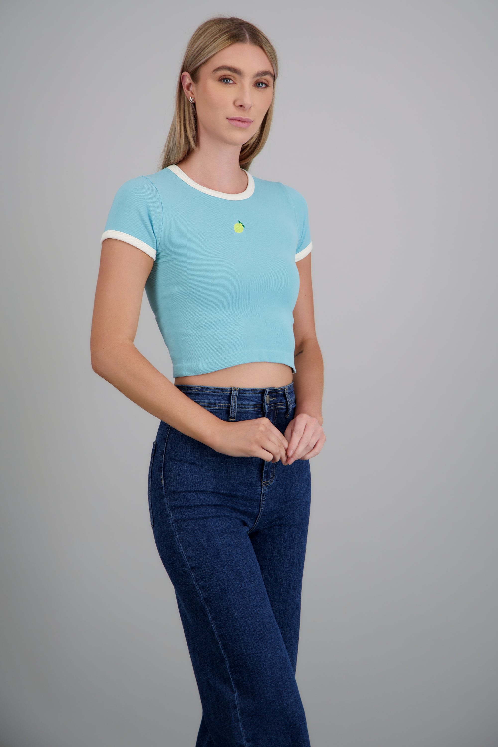 Crop top detalle bordado fruta manga corta AZUL COMBO