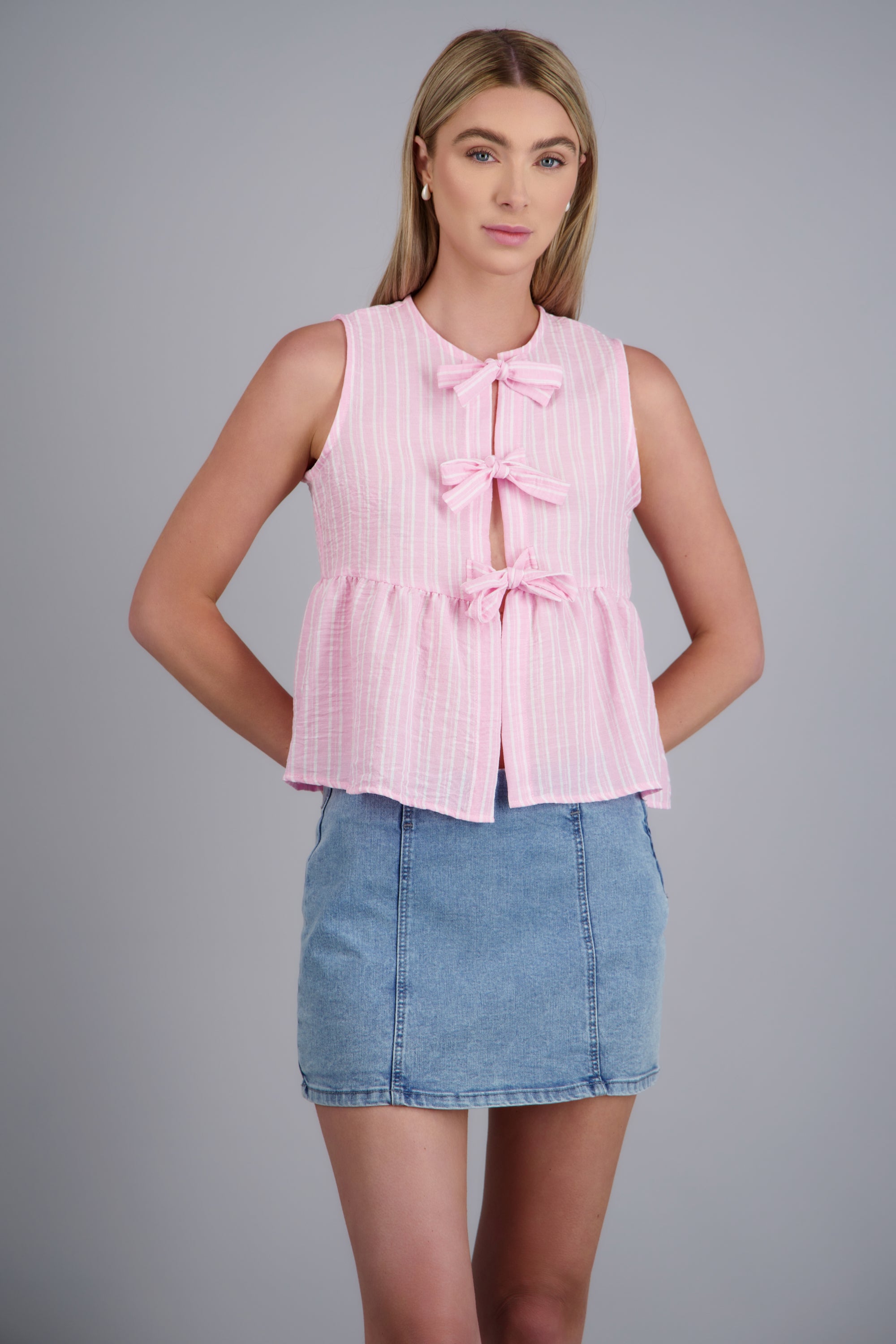 Top sin mangas con olanes detalle moños ROSA COMBO