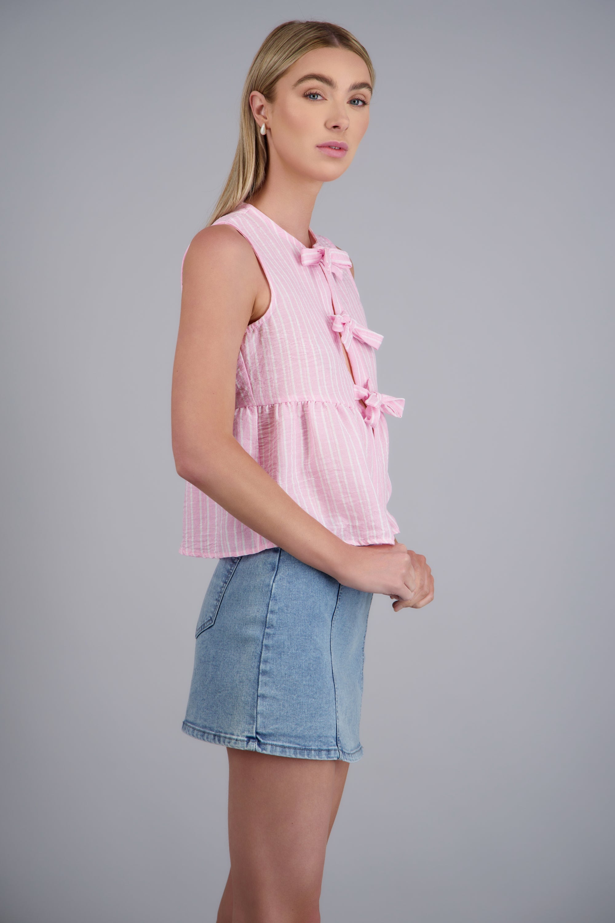 Top sin mangas con olanes detalle moños ROSA COMBO
