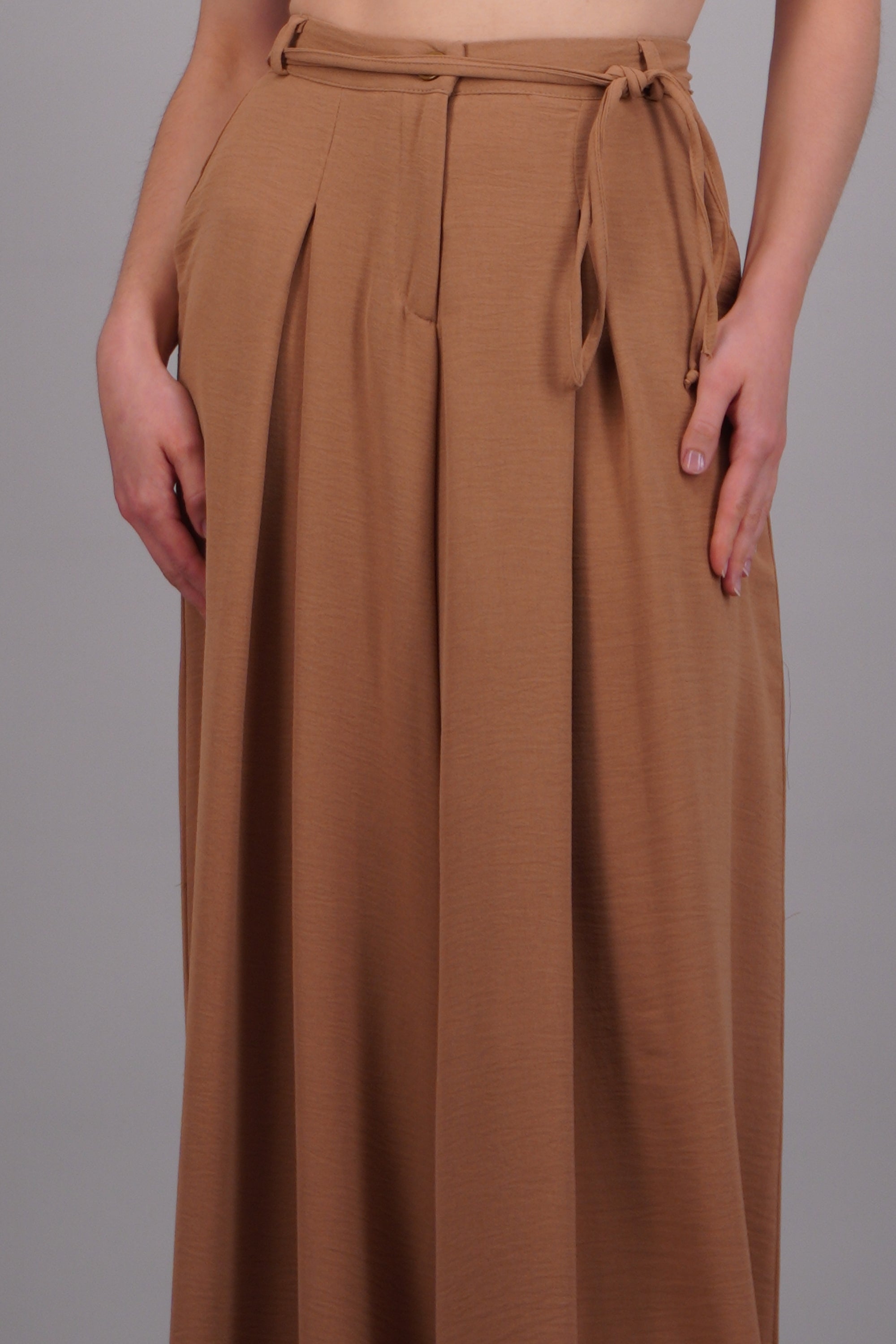 Pantalon amplio pinzas detalle lazo KHAKI