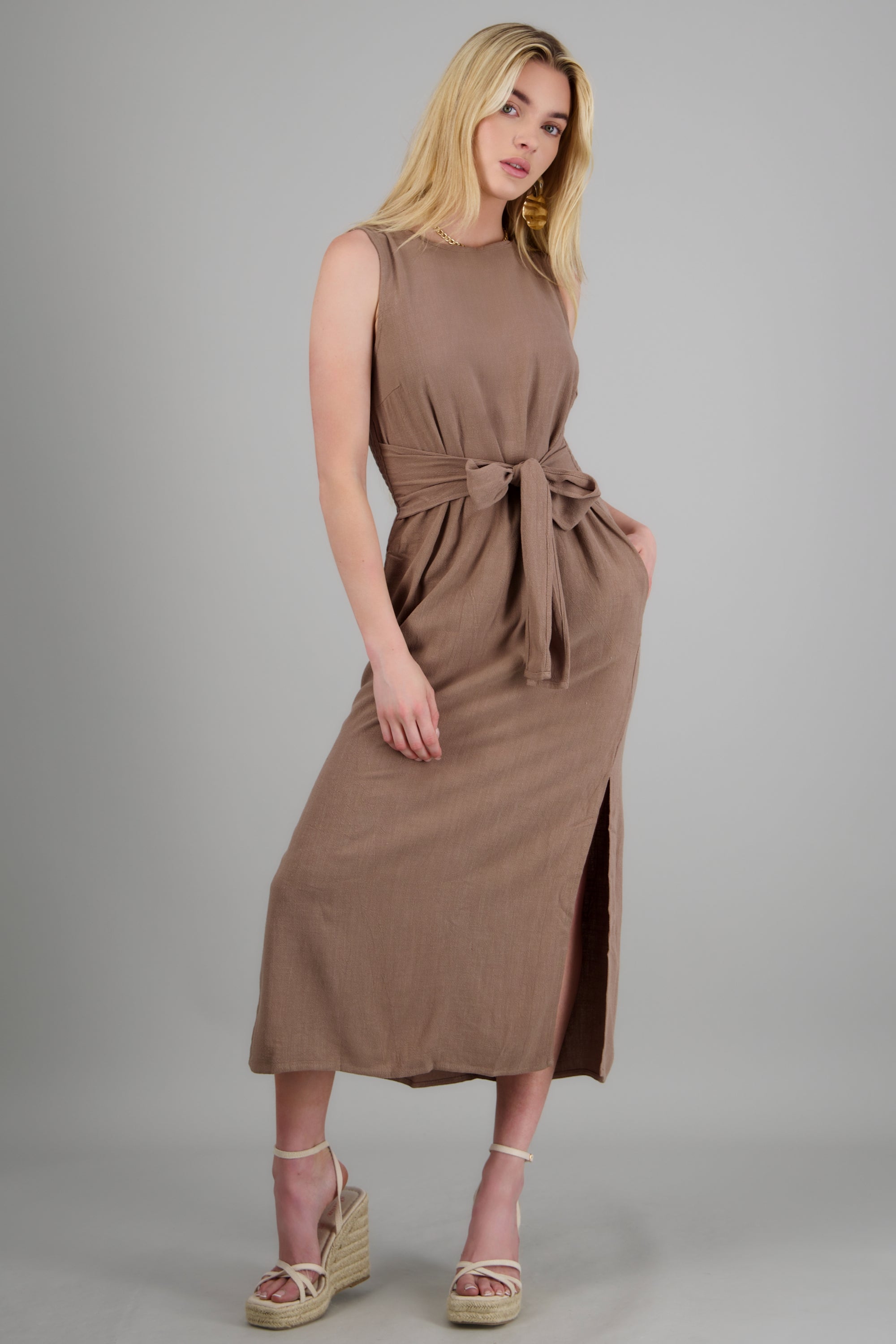 Vestido maxi aberturas con cinto CHOCOLATE